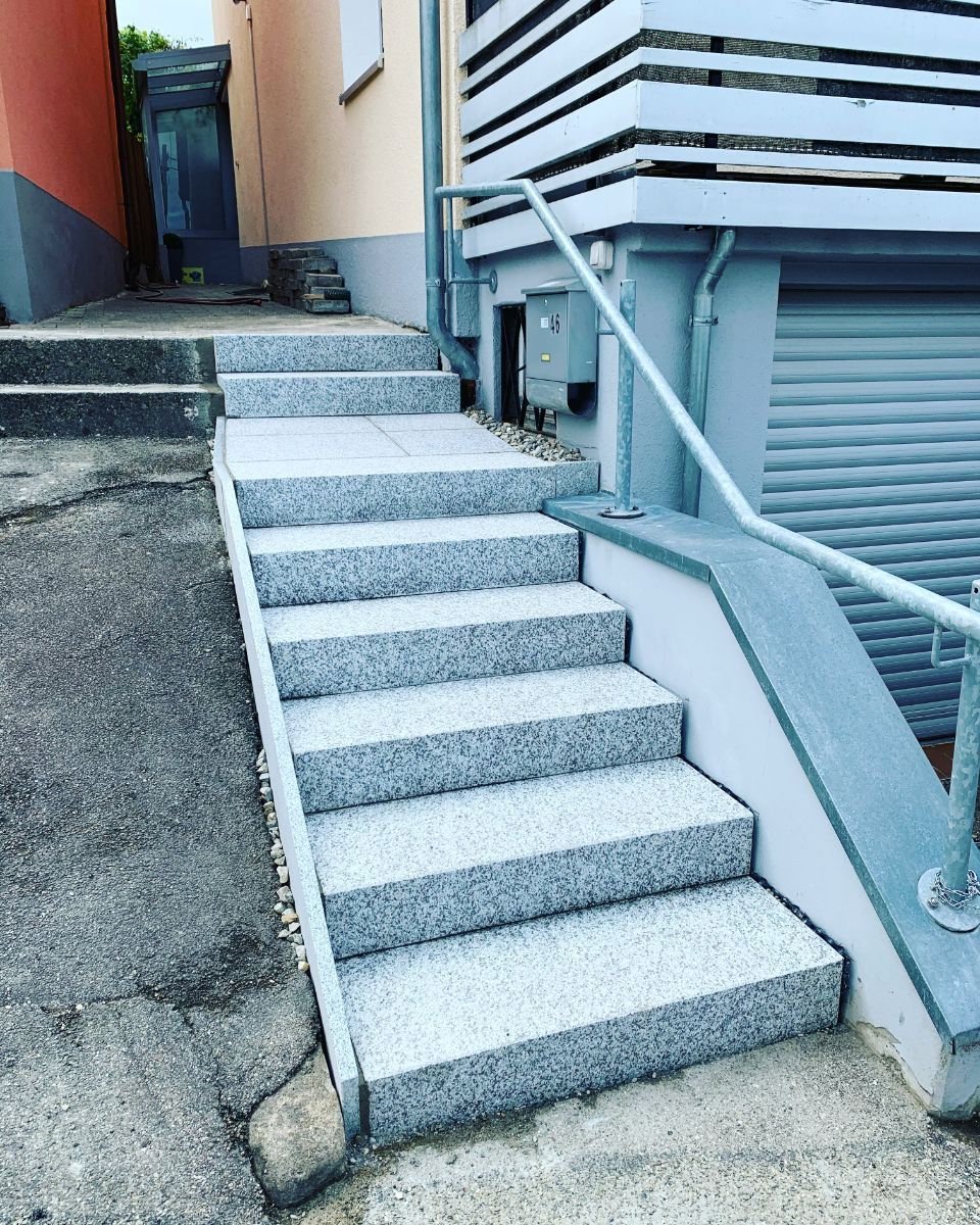 Treppe aus Naturstein in einem Außenbereich