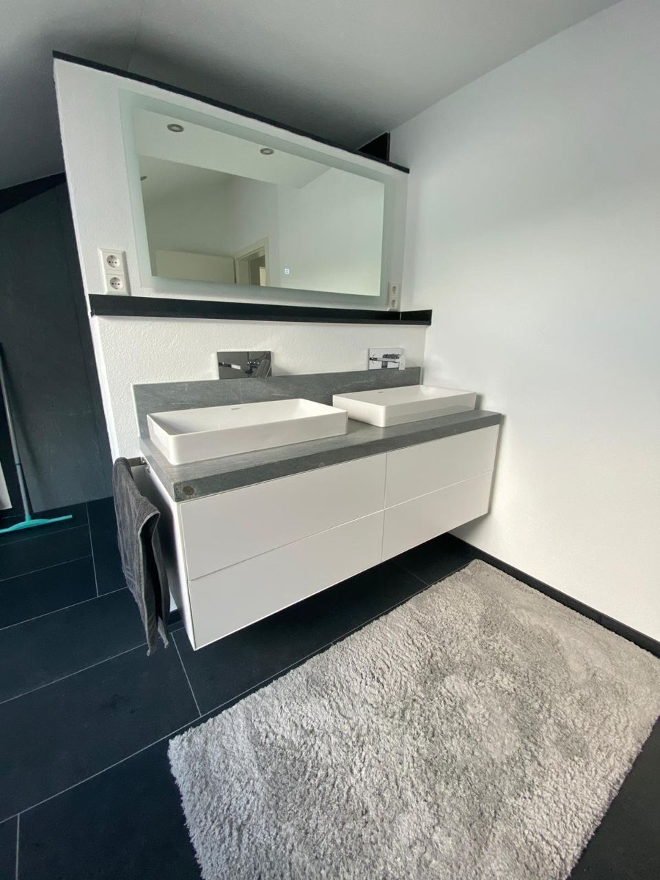 Modernes Badezimmer mit schwarzem Fliesenboden