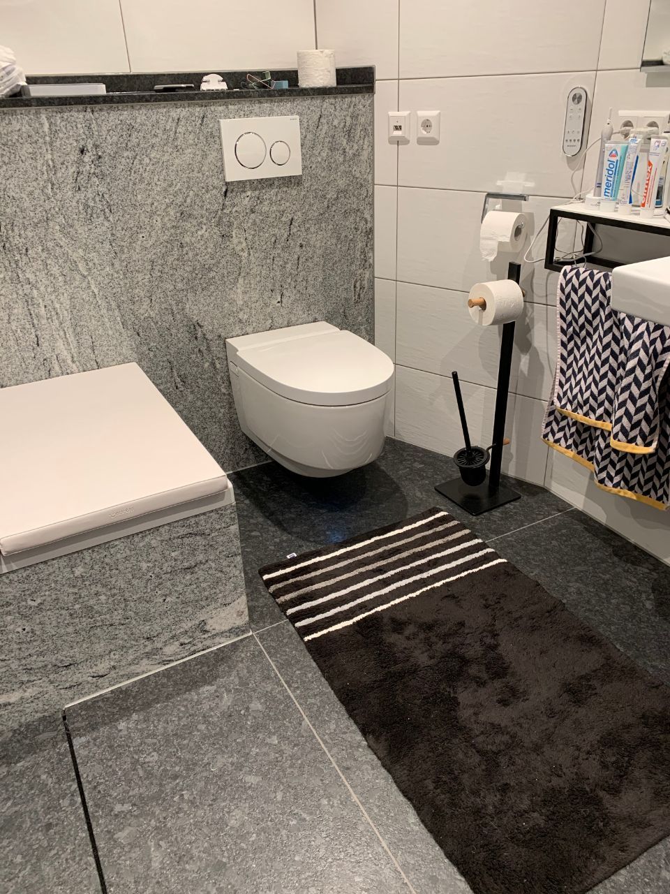 Toilettenbereich in einem Badezimmer mit Granitboden und -Wänden