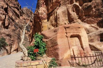 Landschaft mit Naturstein und gestaltetem Natursteinobjekt