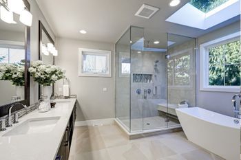 modernes Badezimmer mit Dusche mit Glaswand