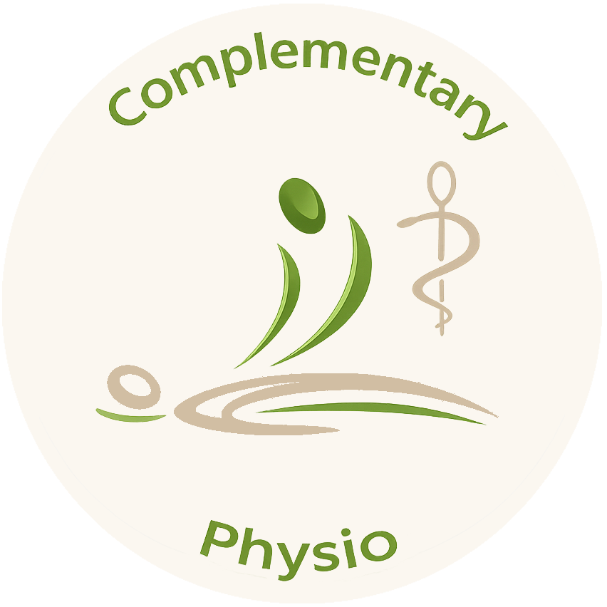 Kreisförmiges Logo: grüne Figur über liegender Person, Stab mit Schlange, Text „Complementary Physio“.