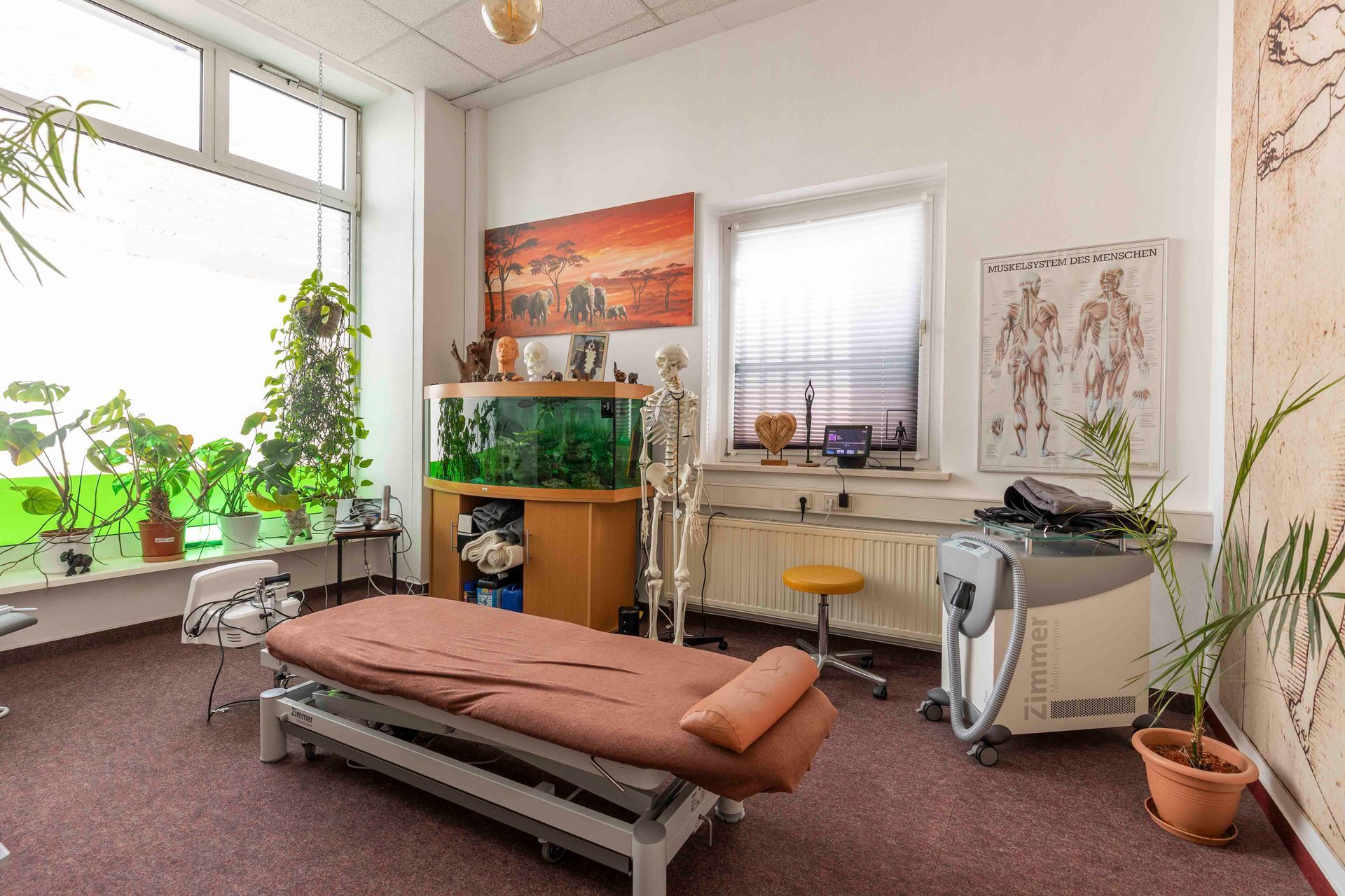 Hände massieren ein Knie.