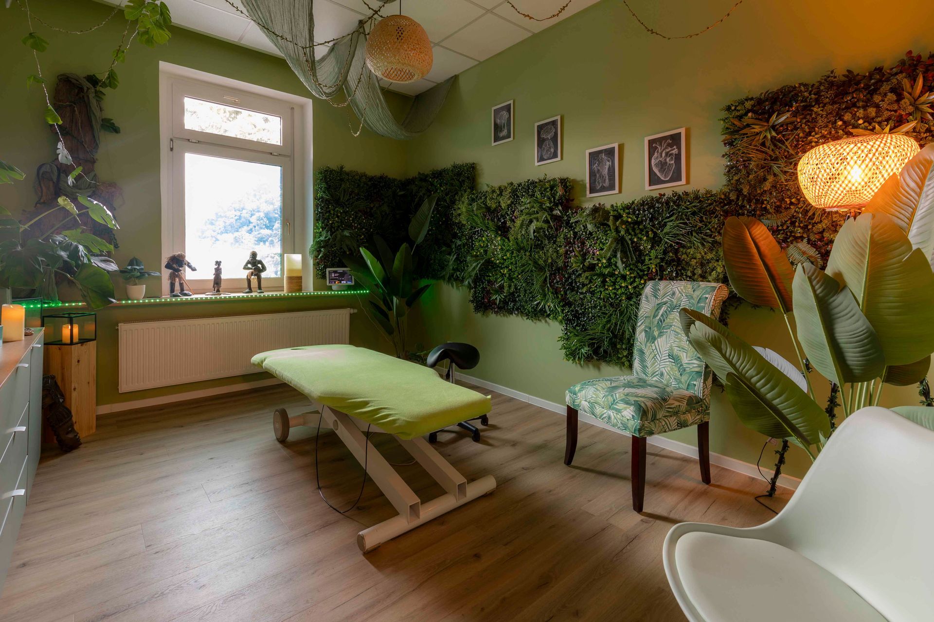 Therapeut behandelt das Knie eines Patienten. Weißes Hemd, Nahaufnahme, in einem hell erleuchteten Raum.