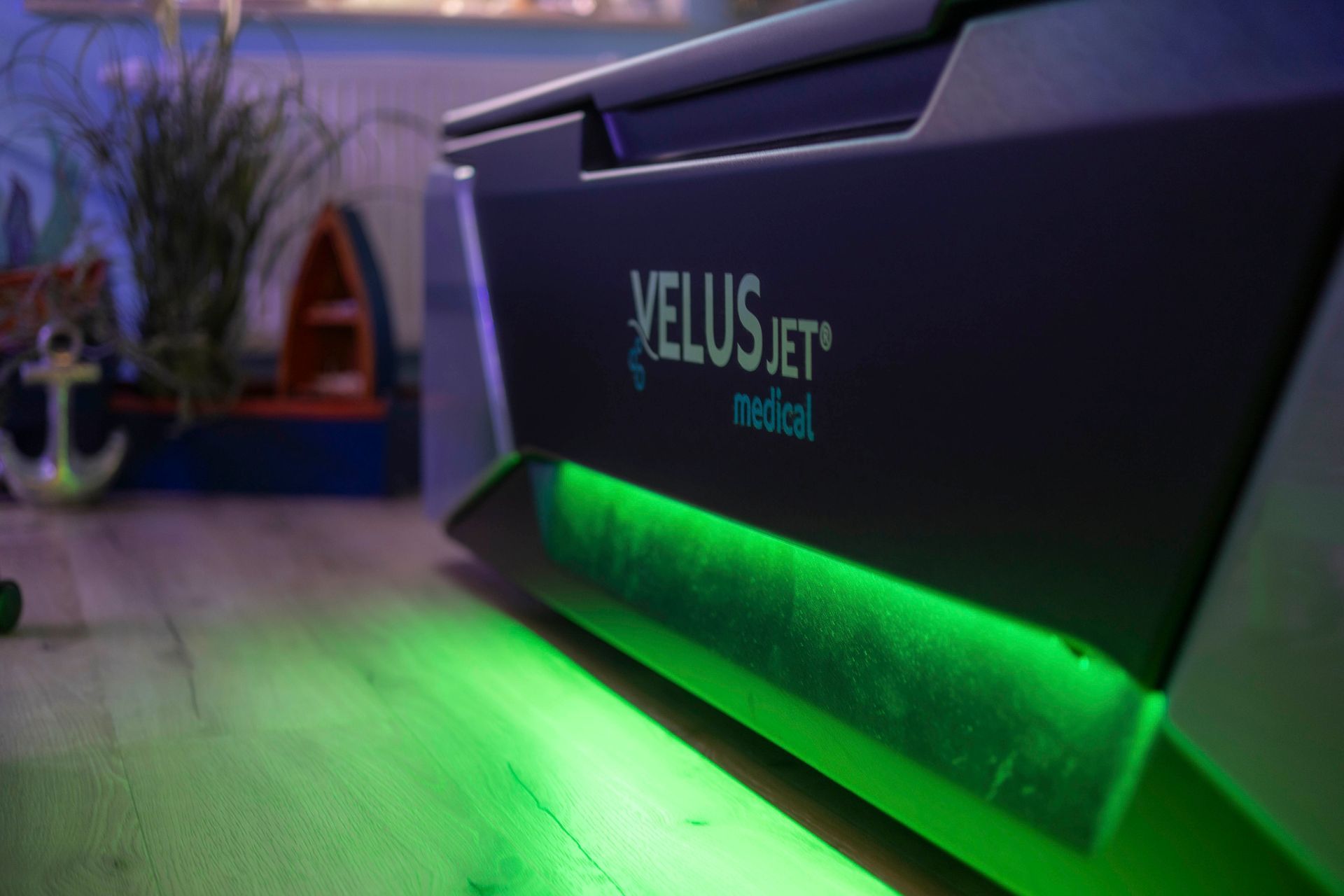 Eine Frau erhält in einem Innenraum Physiotherapie für ihr Bein von einem Therapeuten.