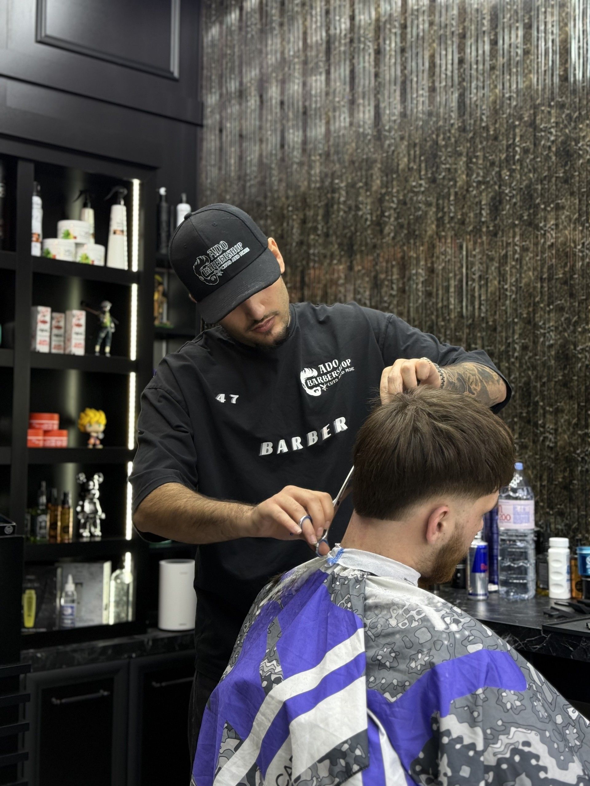 Ein Raum mit vielen Friseurstühlen und Spiegeln. Foto vom Ado Barbershop, Inh. Bijo