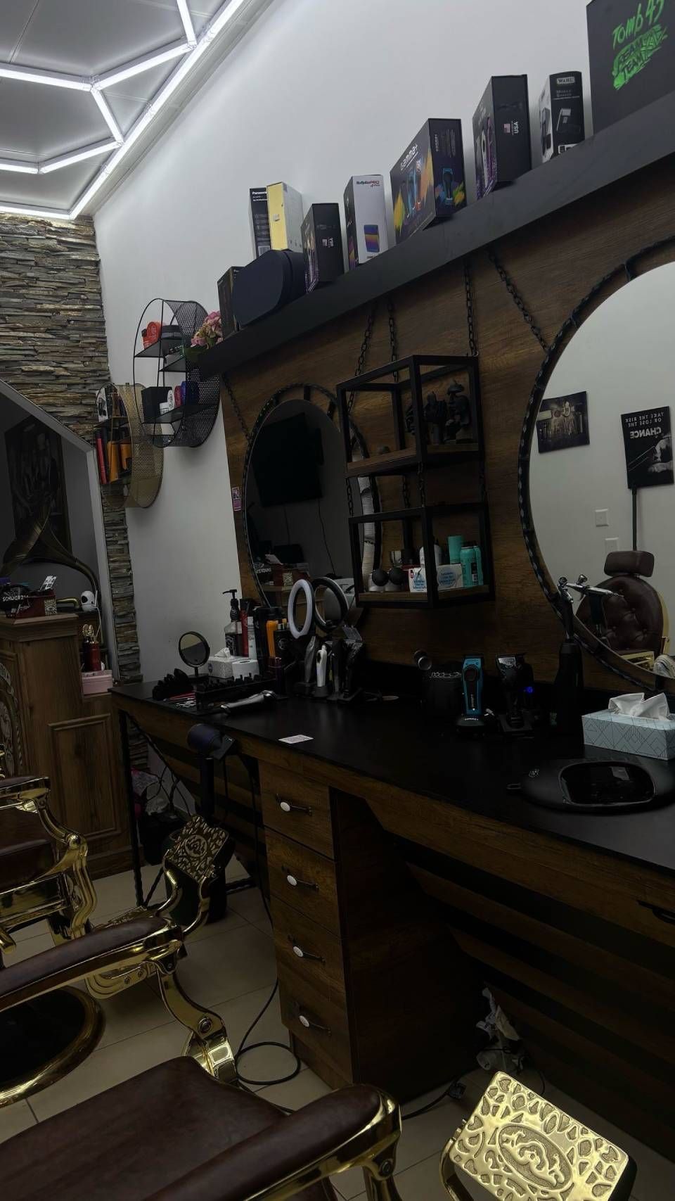 Ein Raum mit einem Friseurstuhl und einem Spiegel. Foto vom Ado Barbershop, Inh. Bijo