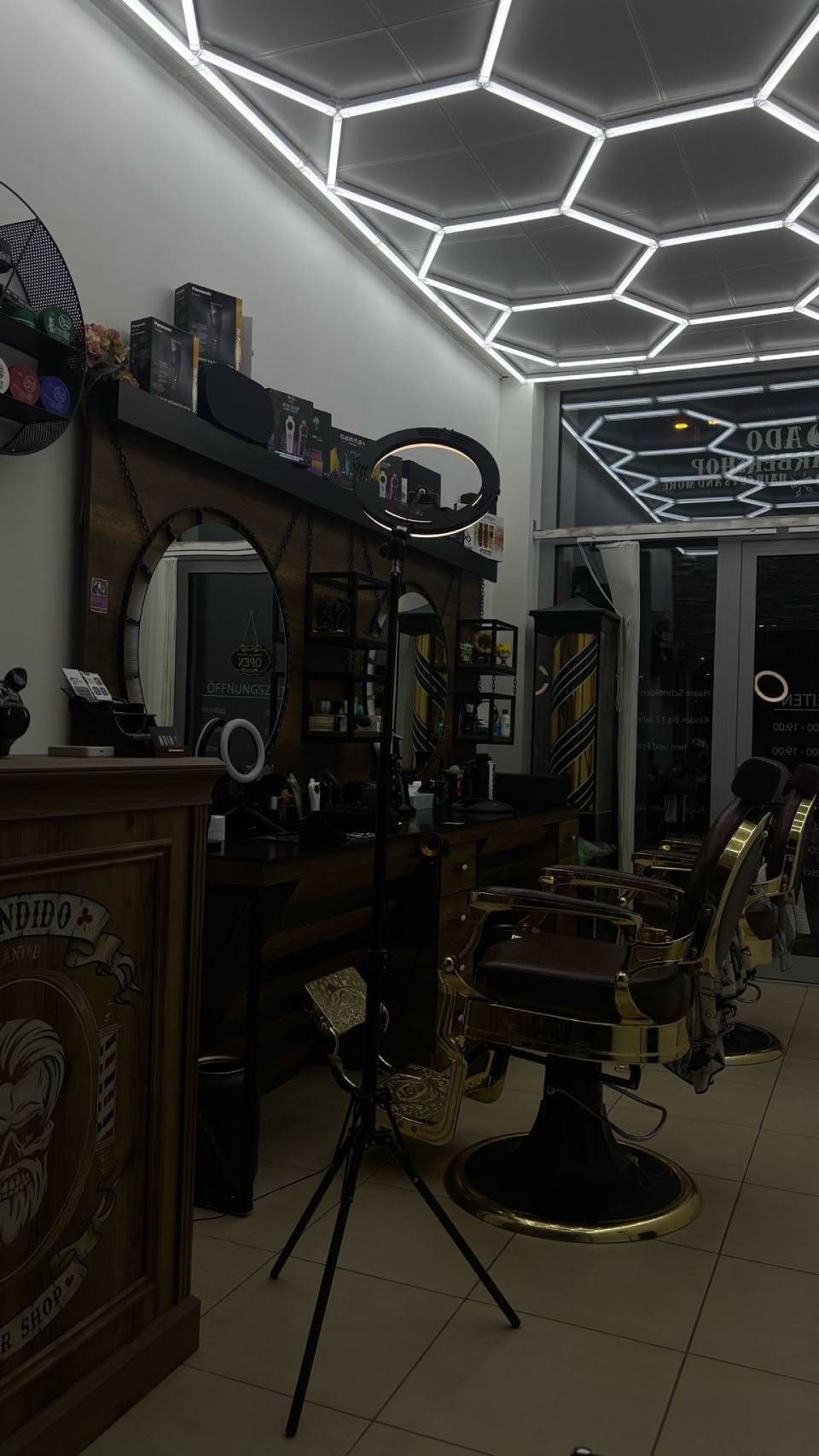 Ein Raum mit vielen Friseurstühlen und Spiegeln. Foto vom Ado Barbershop, Inh. Bijo