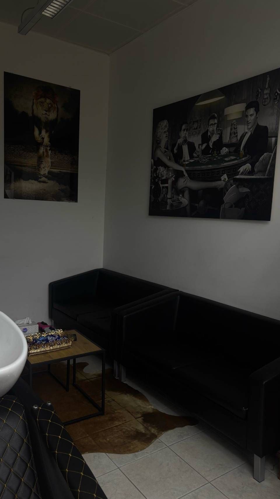 An der Wand über der Couch im Zimmer hängt ein Gemälde.