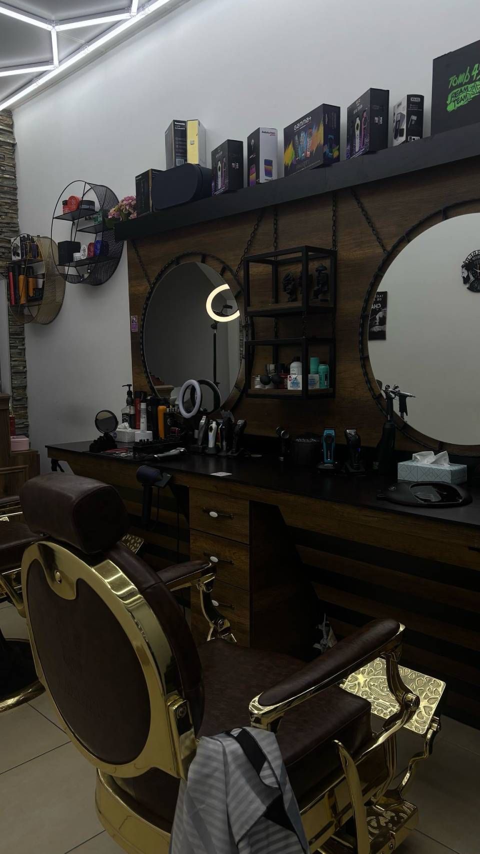 In der Mitte eines Raumes steht ein Friseurstuhl. Foto vom Ado Barbershop, Inh. Bijo