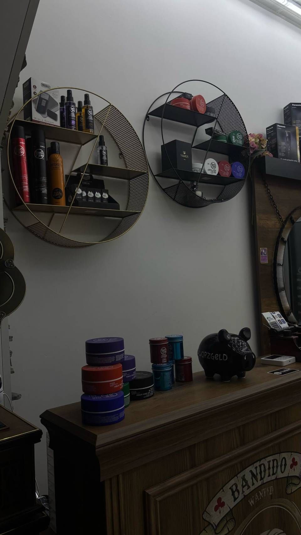 Ein Barbershop mit einer Theke und Regalen voller Haarprodukte. Foto vom Ado Barbershop, Inh. Bijo