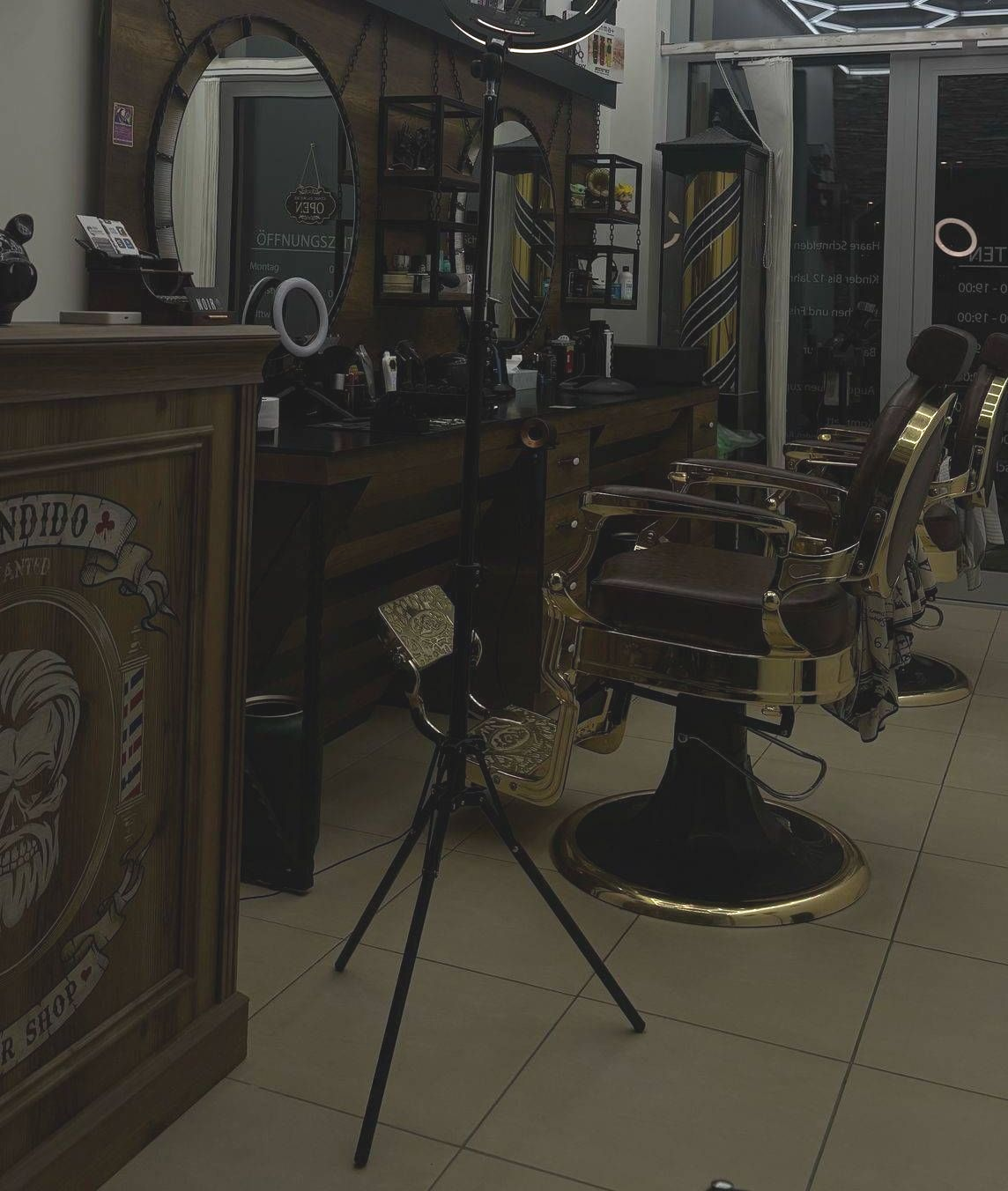 Ein Raum mit vielen Friseurstühlen und Spiegeln. Foto vom Ado Barbershop, Inh. Bijo
