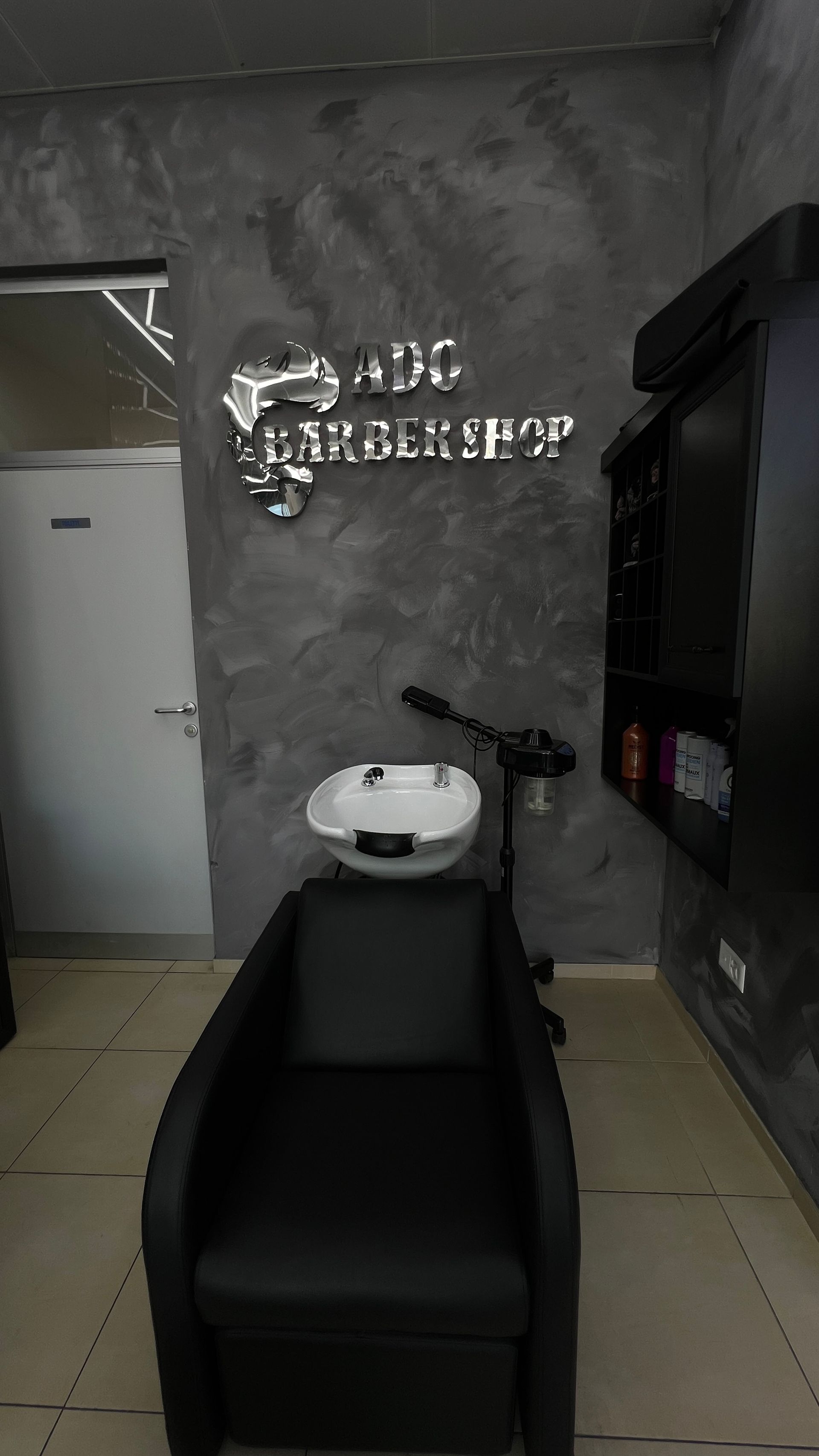 Ein Raum mit vielen Friseurstühlen und Spiegeln. Foto vom Ado Barbershop, Inh. Bijo