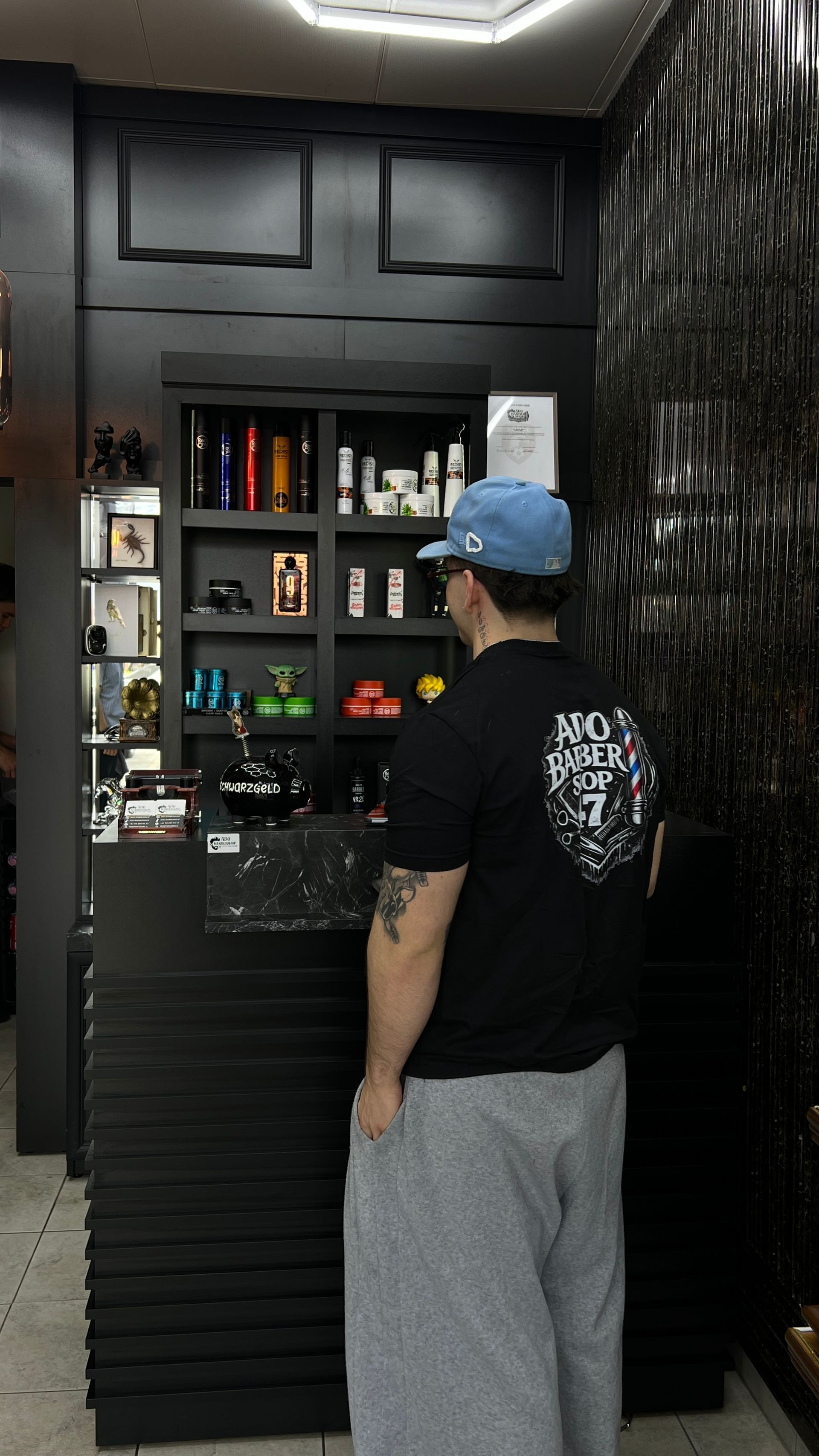 In der Mitte des Raumes steht ein Friseurstuhl. Foto vom Ado Barbershop, Inh. Bijo