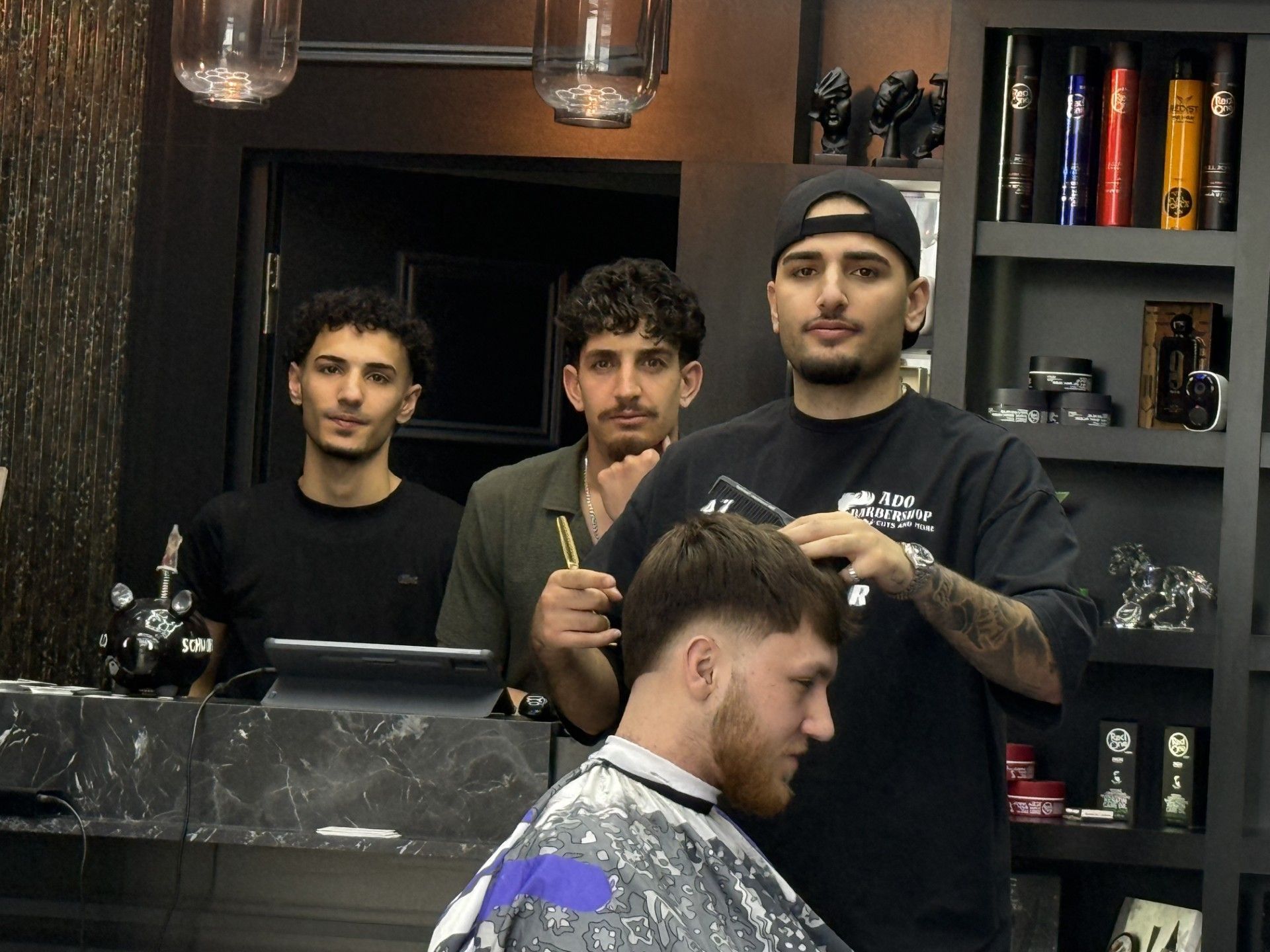 Ein Raum mit vielen Friseurstühlen und Spiegeln. Foto vom Ado Barbershop, Inh. Bijo