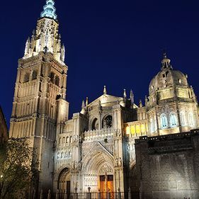 La catedral de Toledo está iluminada por la noche.