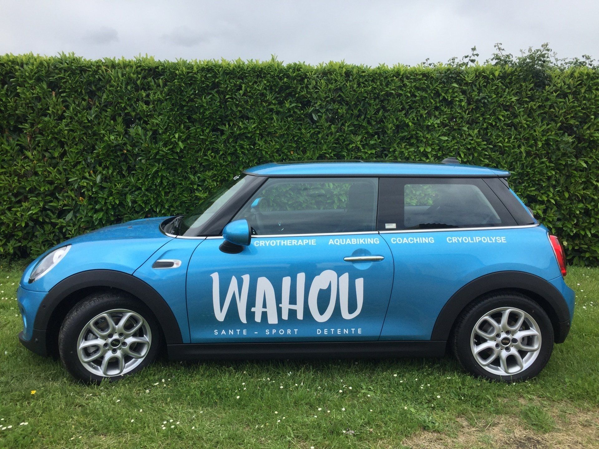 Flocage d'une enseigne sur voiture