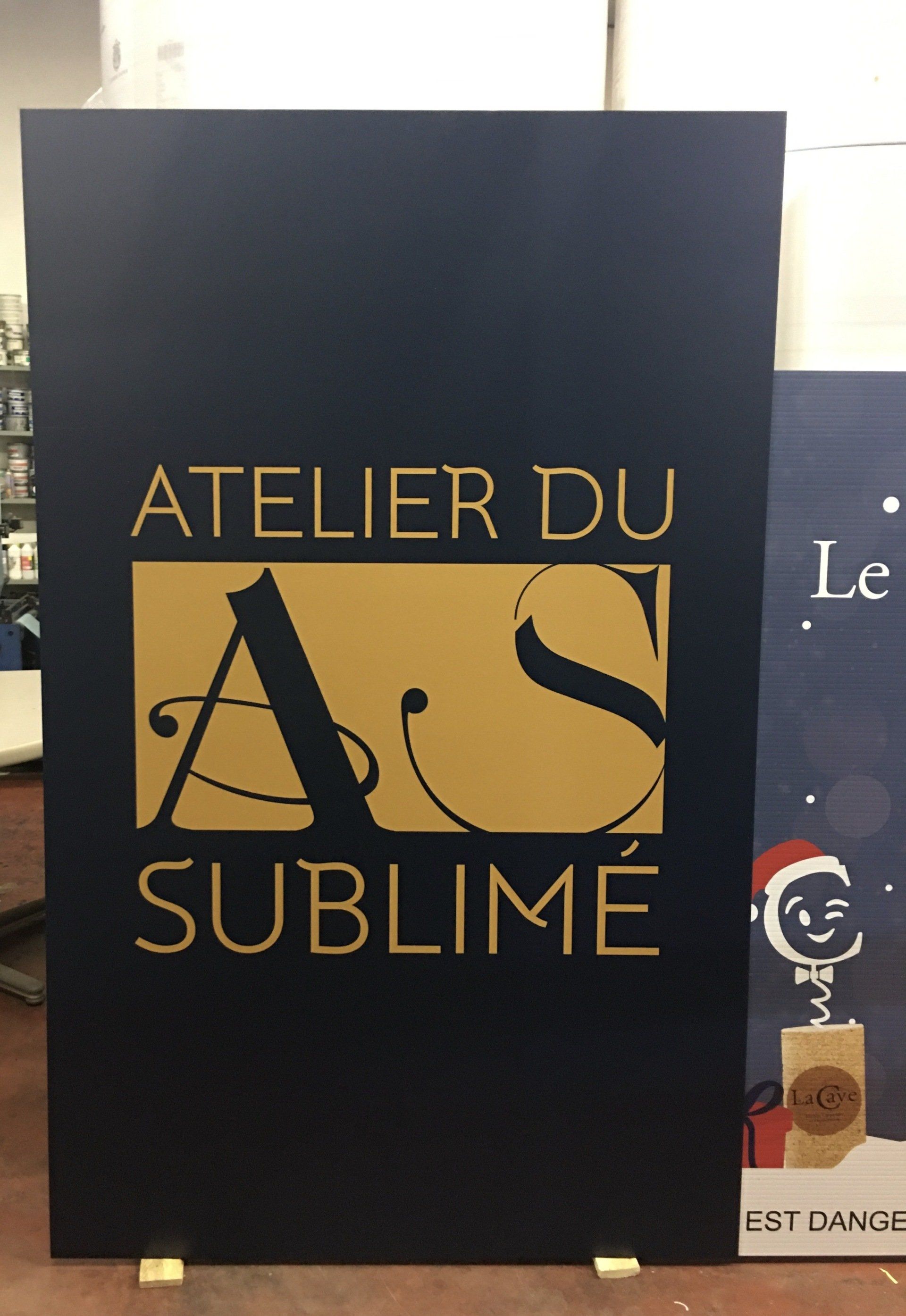 Panneau signalétique avec enseigne