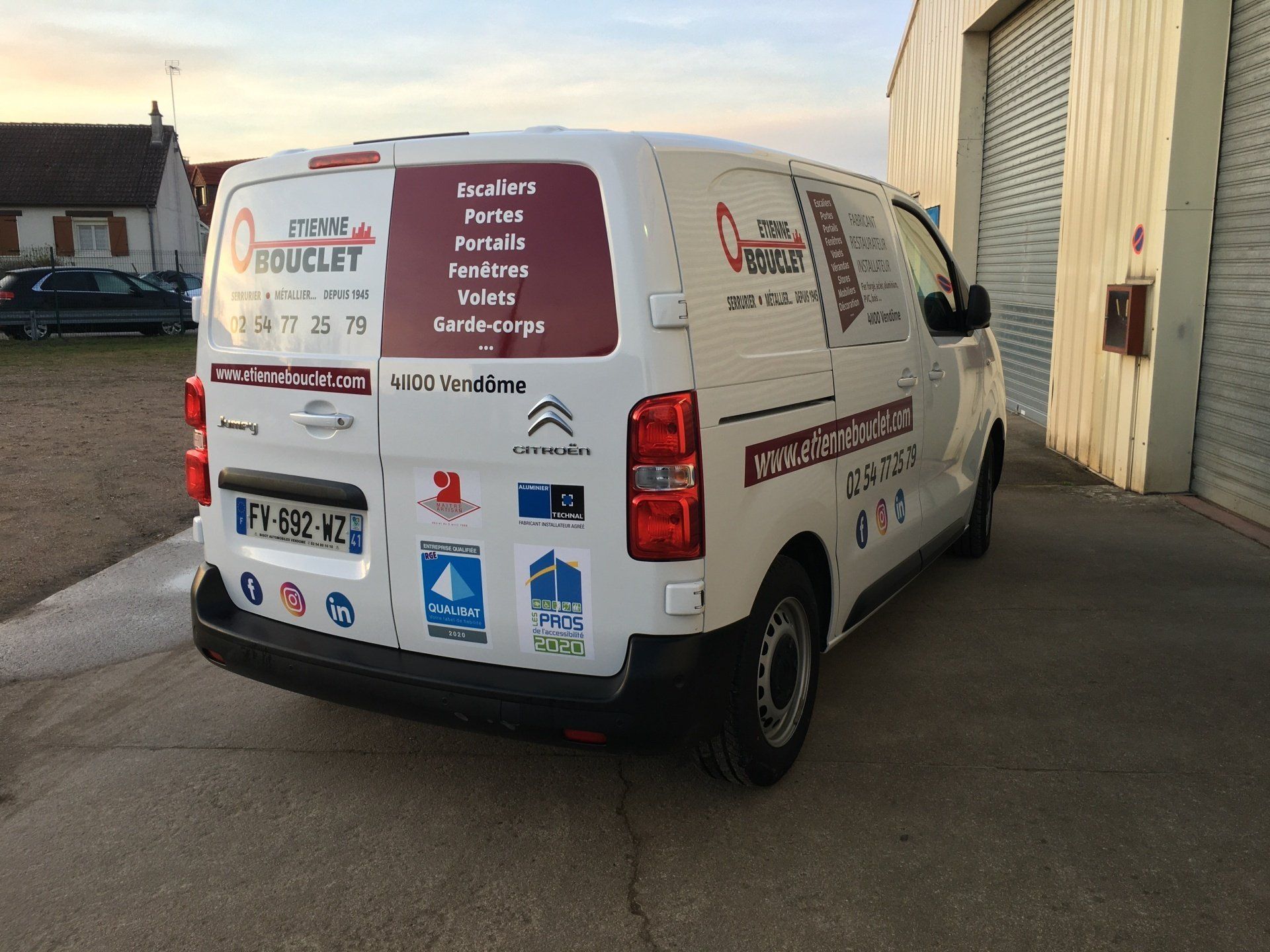 Marquage sur véhicule d'un menuisier