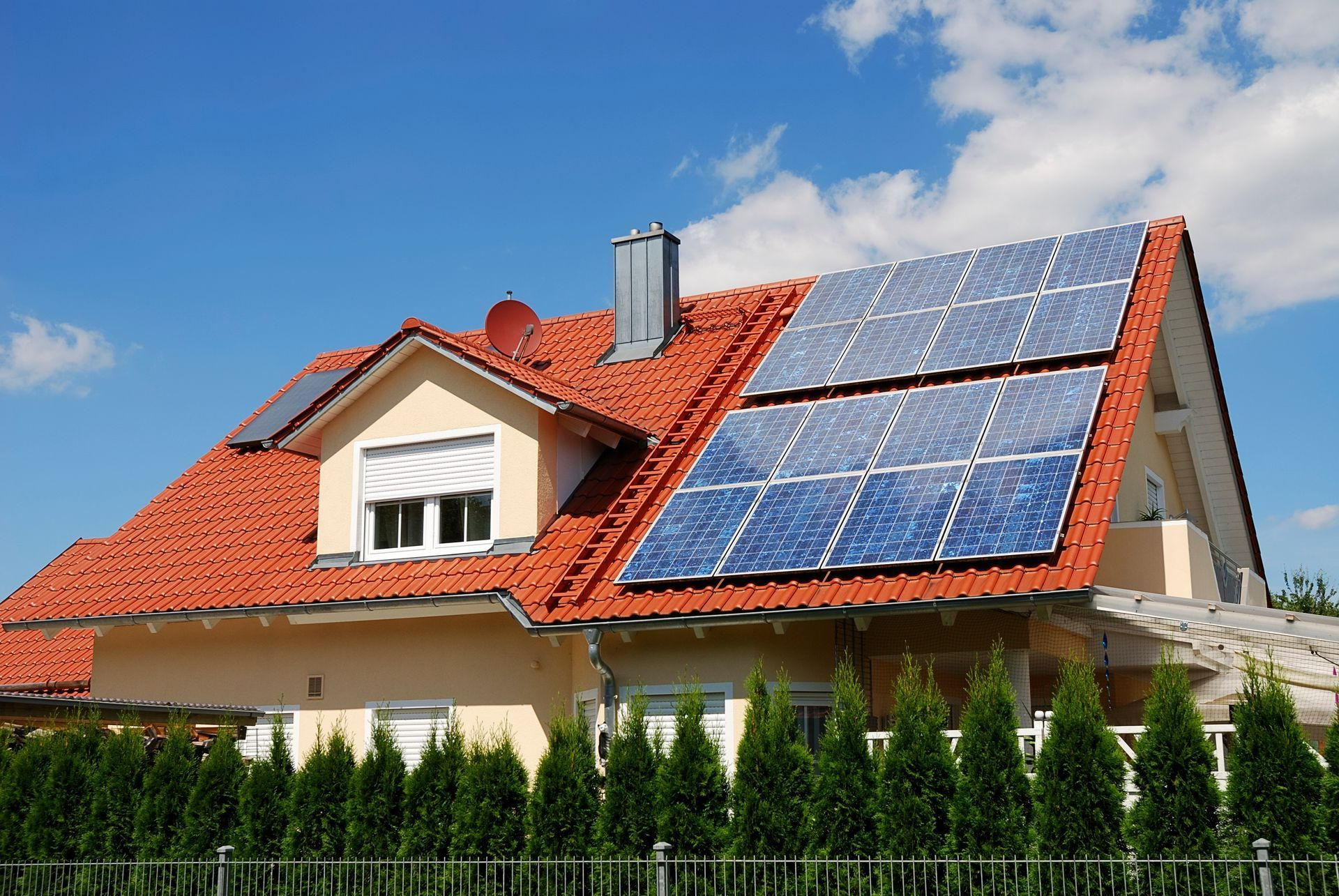 Panneaux photovoltaïques recouvrant une toiture en tuile
