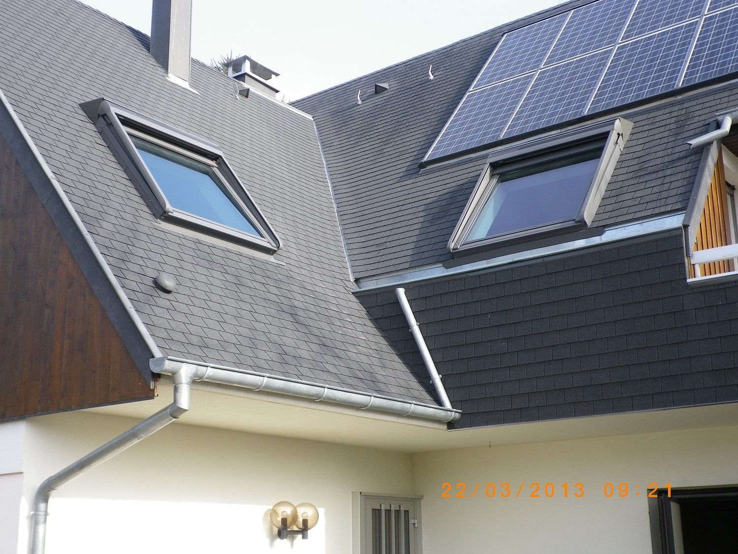 Deux fenêtres de toit et panneaux solaires