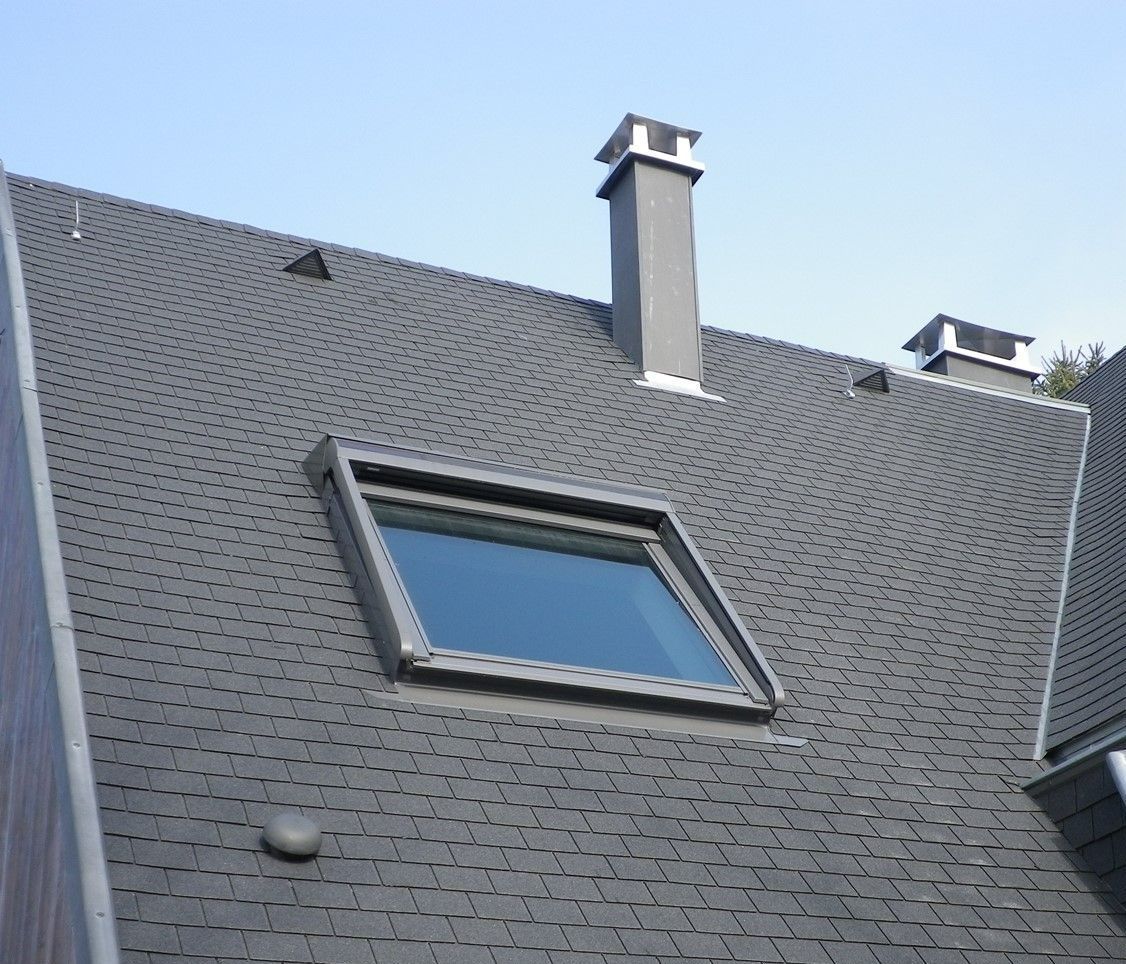 Fenêtre de toit sur une toiture en ardoise