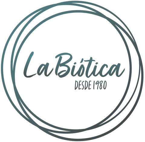 Logotipo de "La Bi&oacute;tica" con escritura verde azulado dentro de un c&iacute;rculo verde azulado con "Desde 1980" debajo.