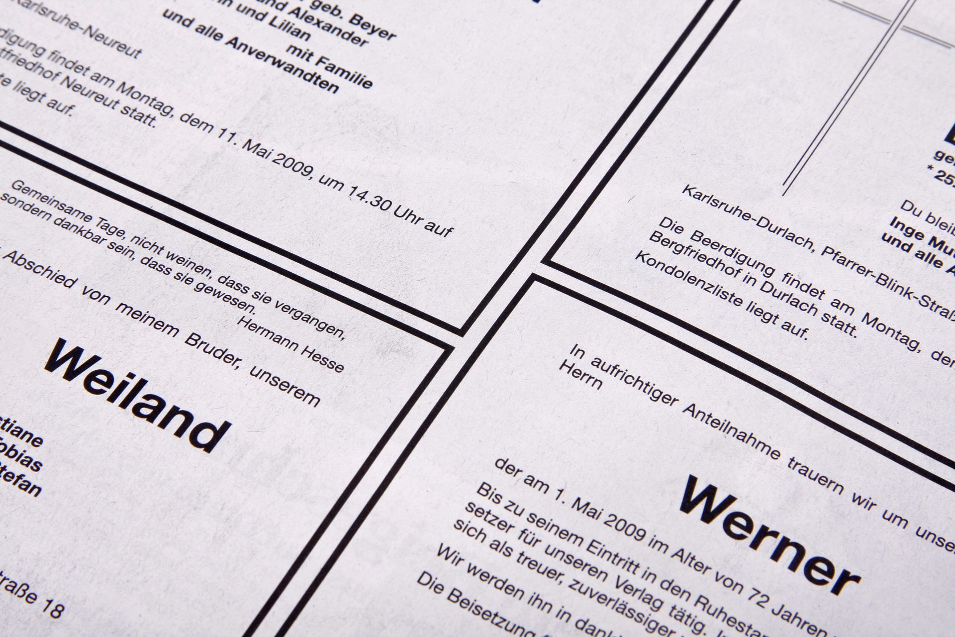 Mehrere Todesanzeigen in einer Zeitung nebeneinander