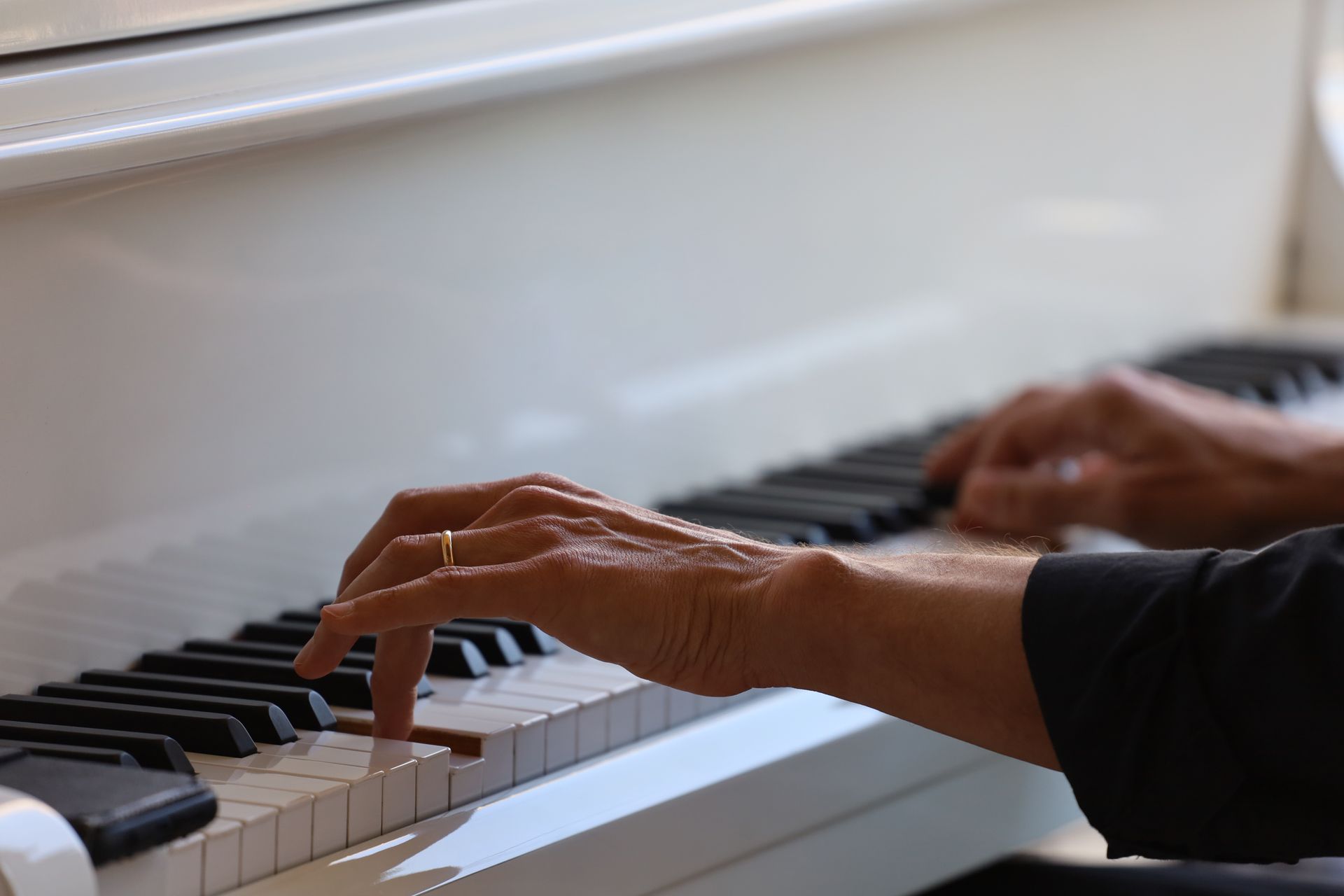 Eine Nahaufnahme einer Person, die Klavier spielt