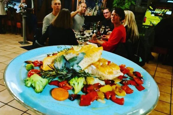 Fisch auf Gemüse wird gerade serviert