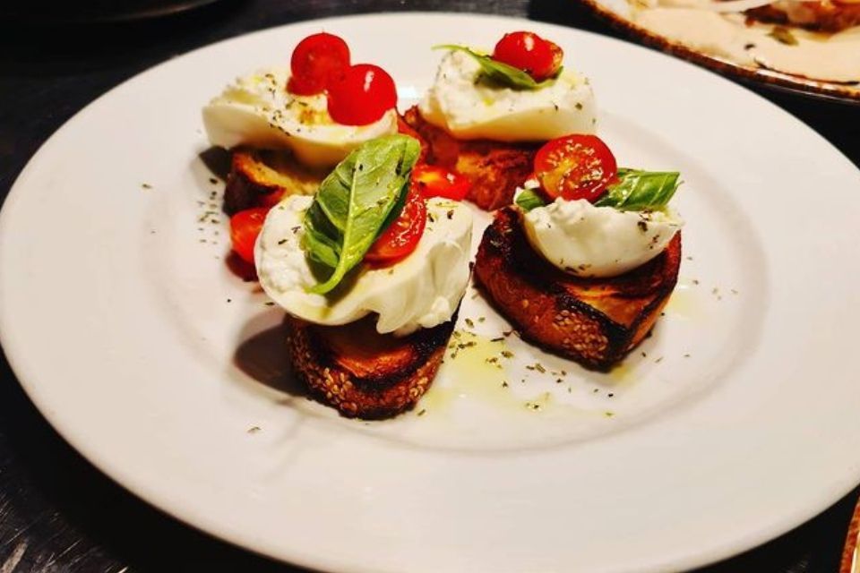 Vorspeise Brotscheiben mit Mozzarella und Tomaten