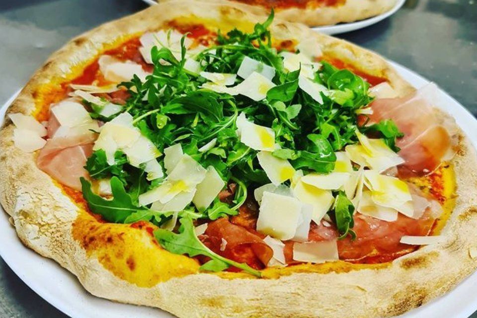 Pizza mit Rucola und Schinken