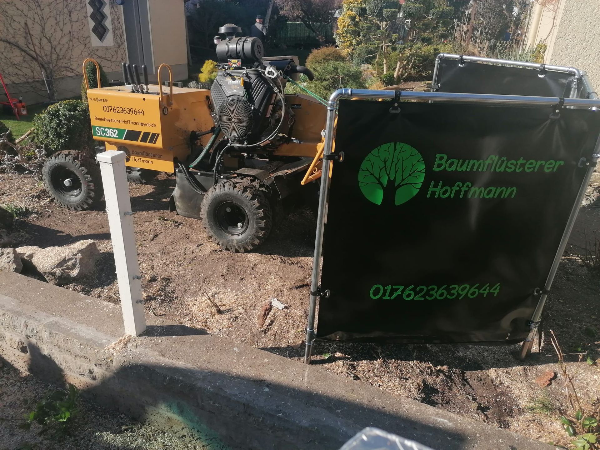 Maschine zur Wurzel- und Baumbearbeitung auf einer Baustelle.
