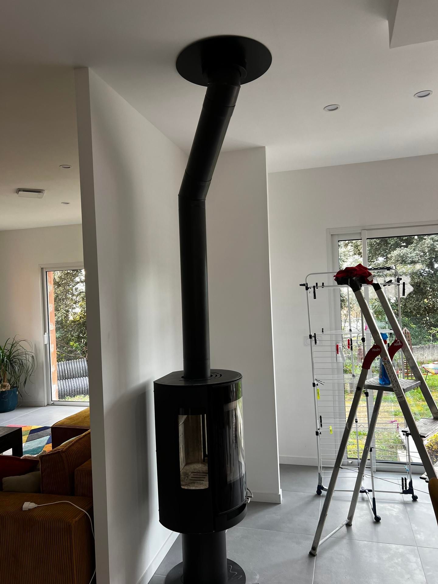 Un poêle et un conduit noirs.