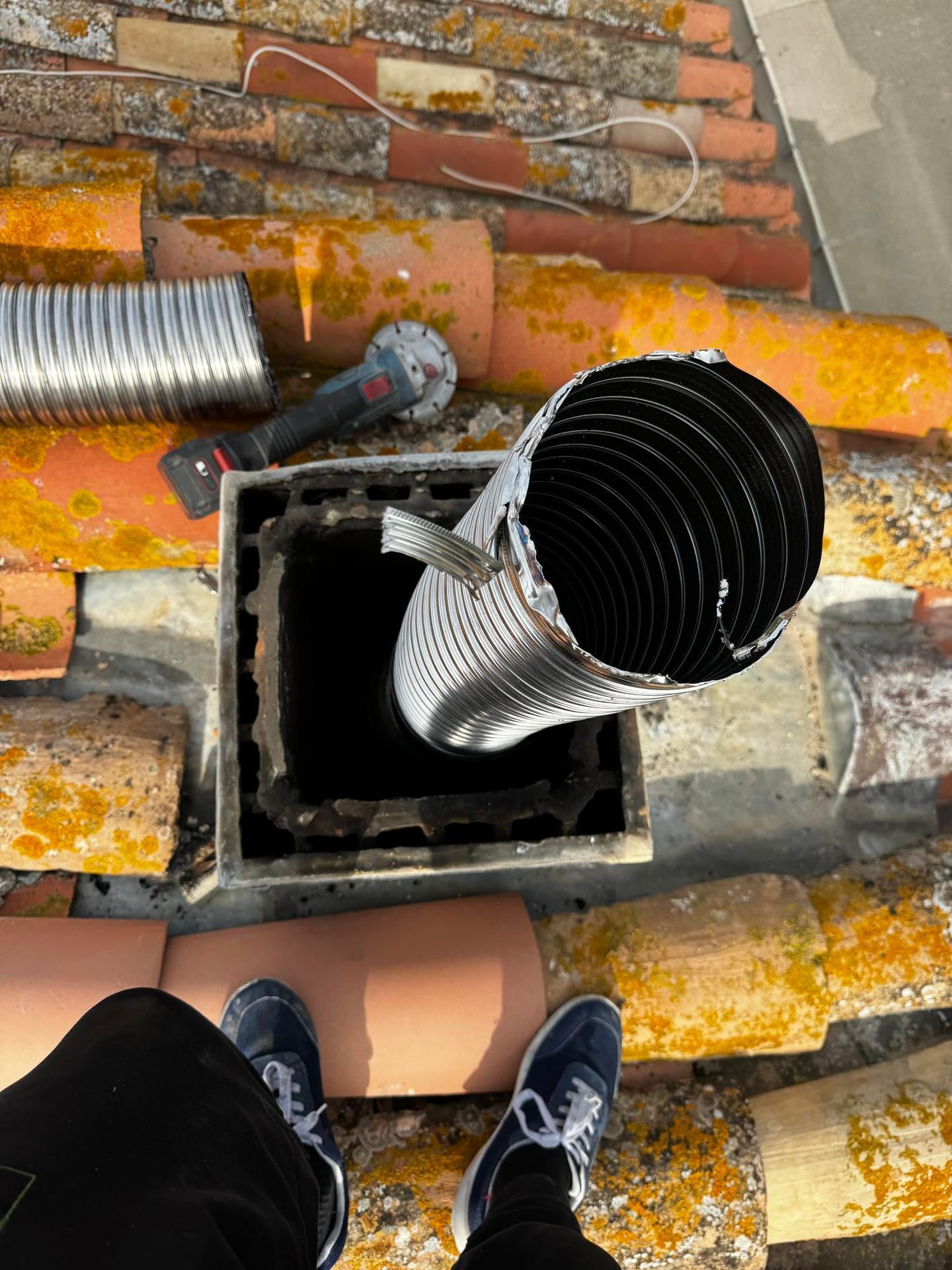 Le tubage d'une cheminée en gros plan.