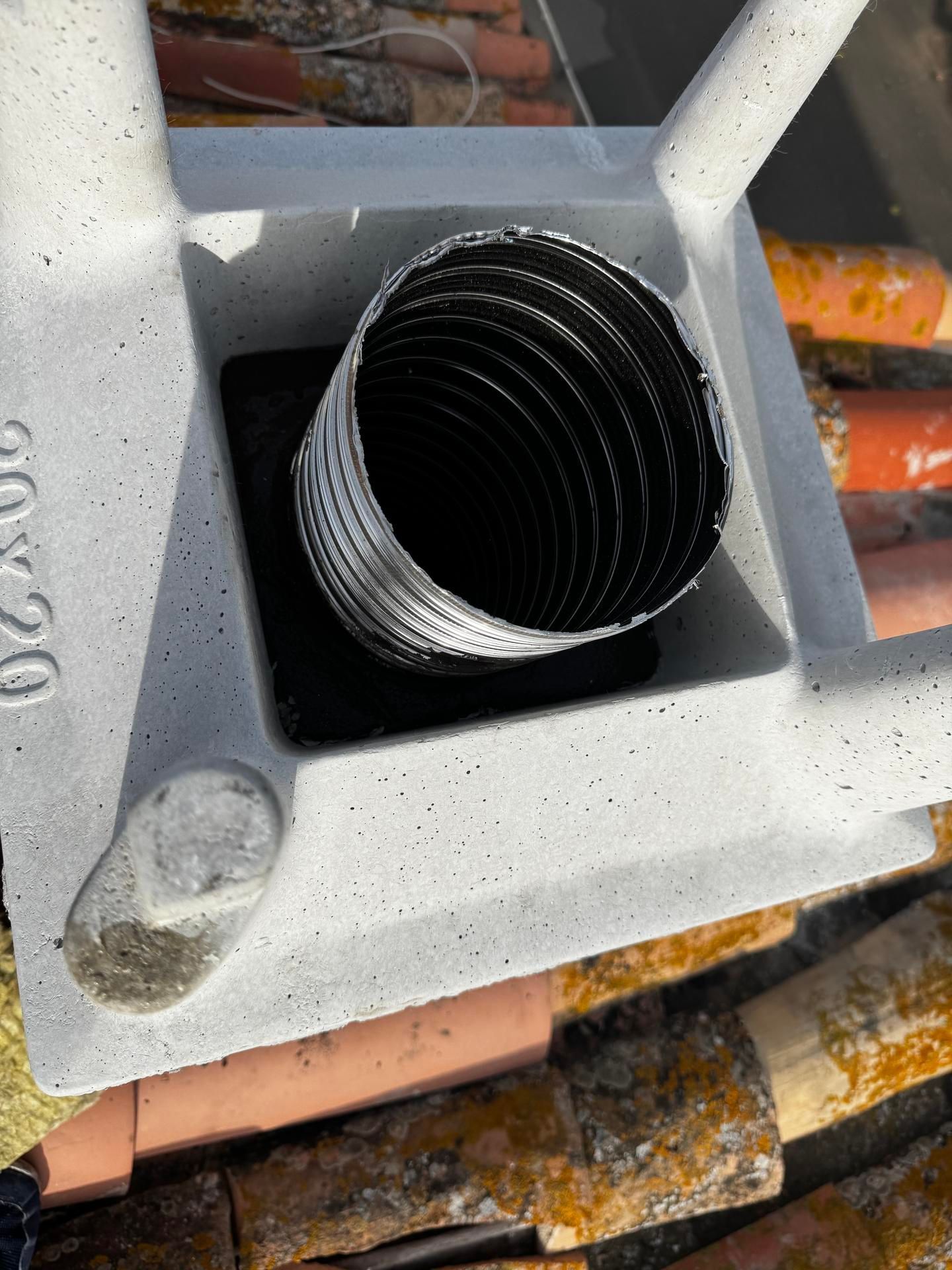 Un tubage sort d'une structure blanche.