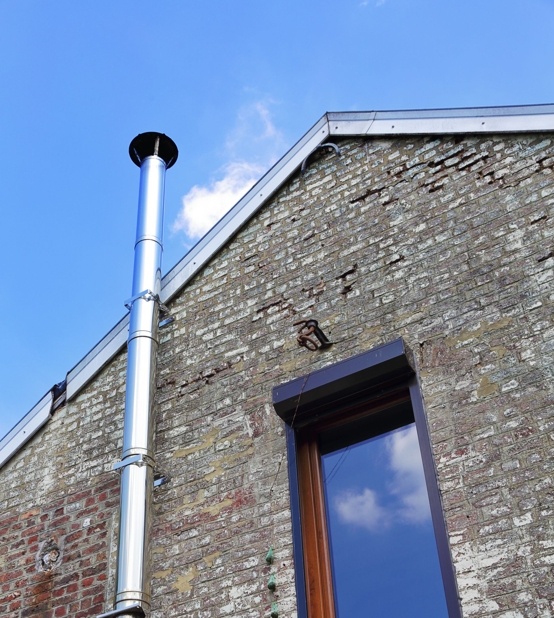 Le conduit d'une cheminée en acier inoxidable.