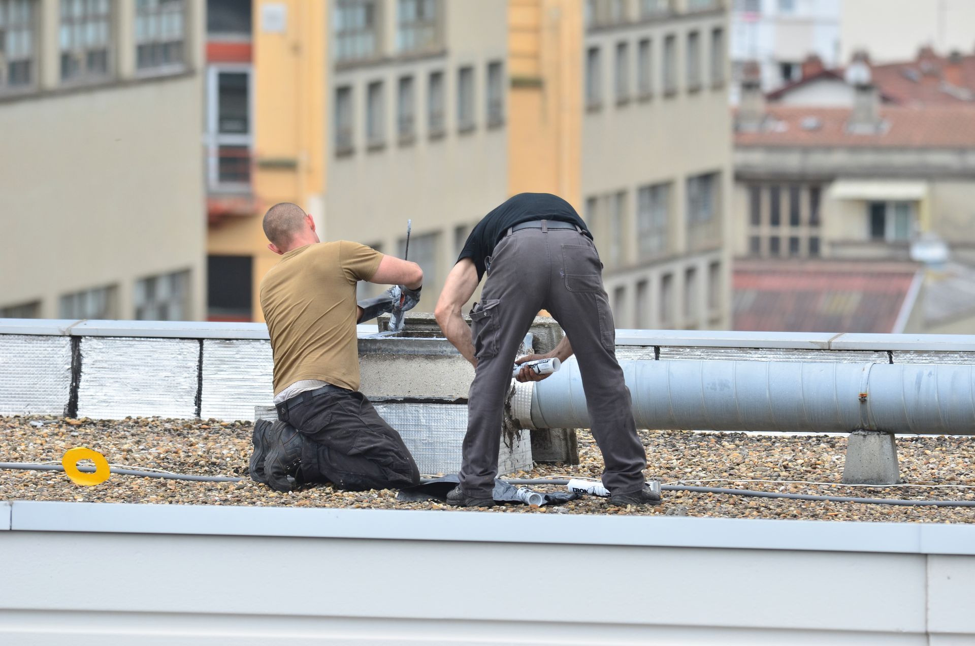 Deux ramoneurs nettoient une VMC.