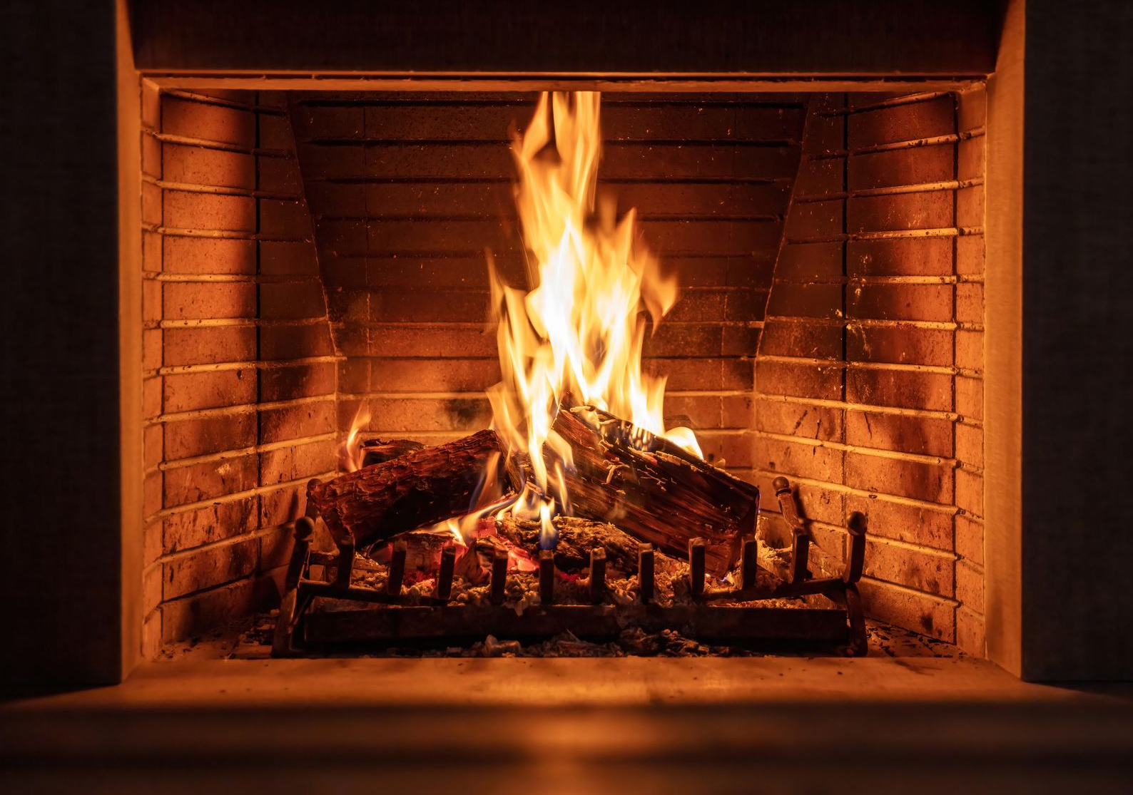 Une cheminée avec une flamme.