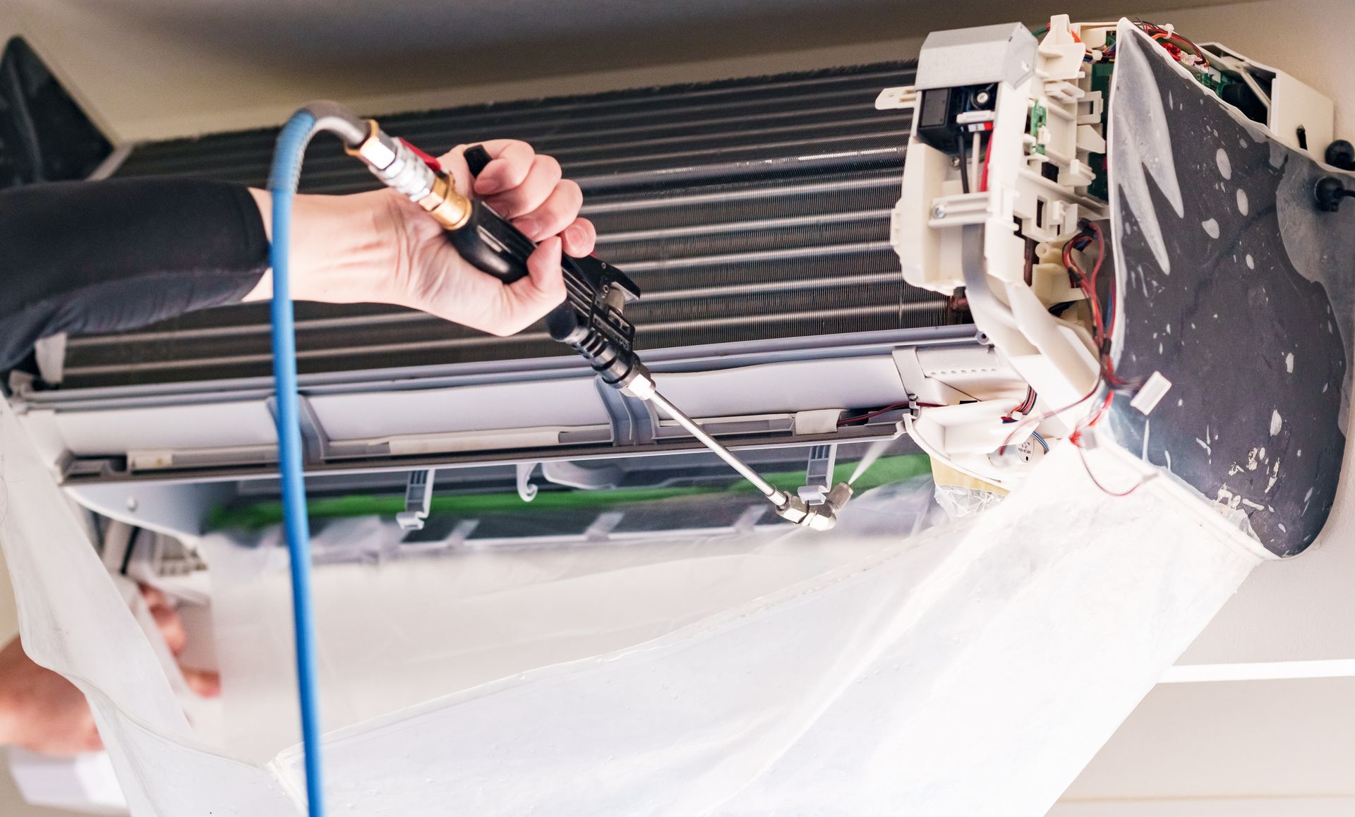 Un jet haute pression sous un climatiseur.