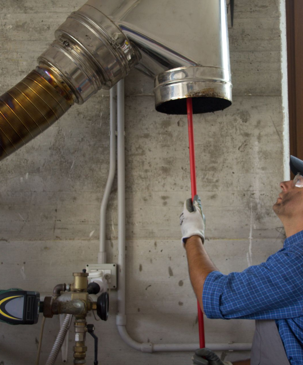 Le ramonage d'une chaudière avec un hérisson rouge.