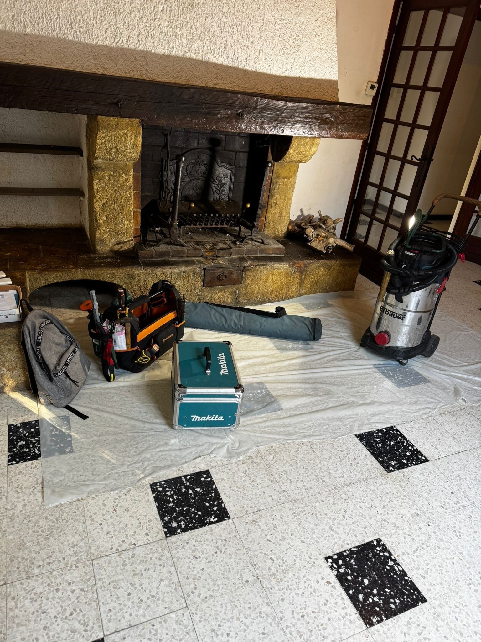 Matériel de ramonage, une bâche et une cheminée.