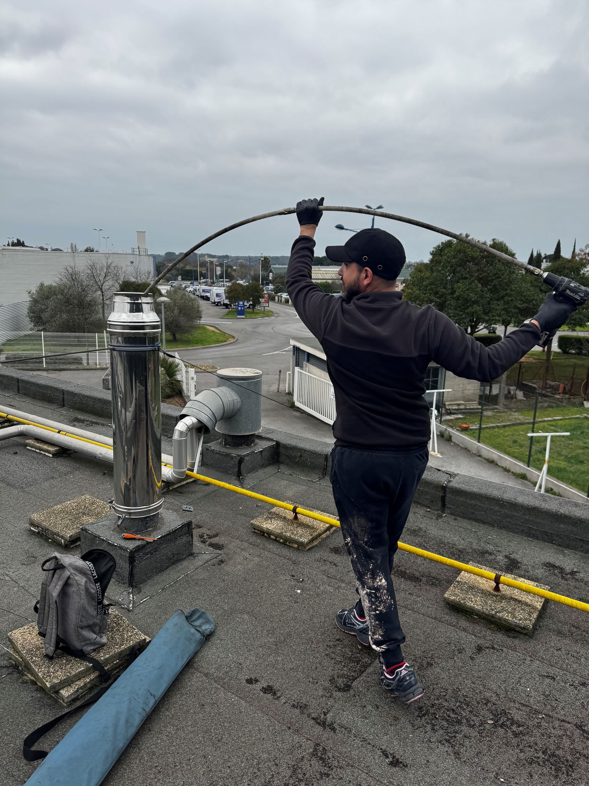 Un ramoneur fait passer un hérisson dans un conduit.