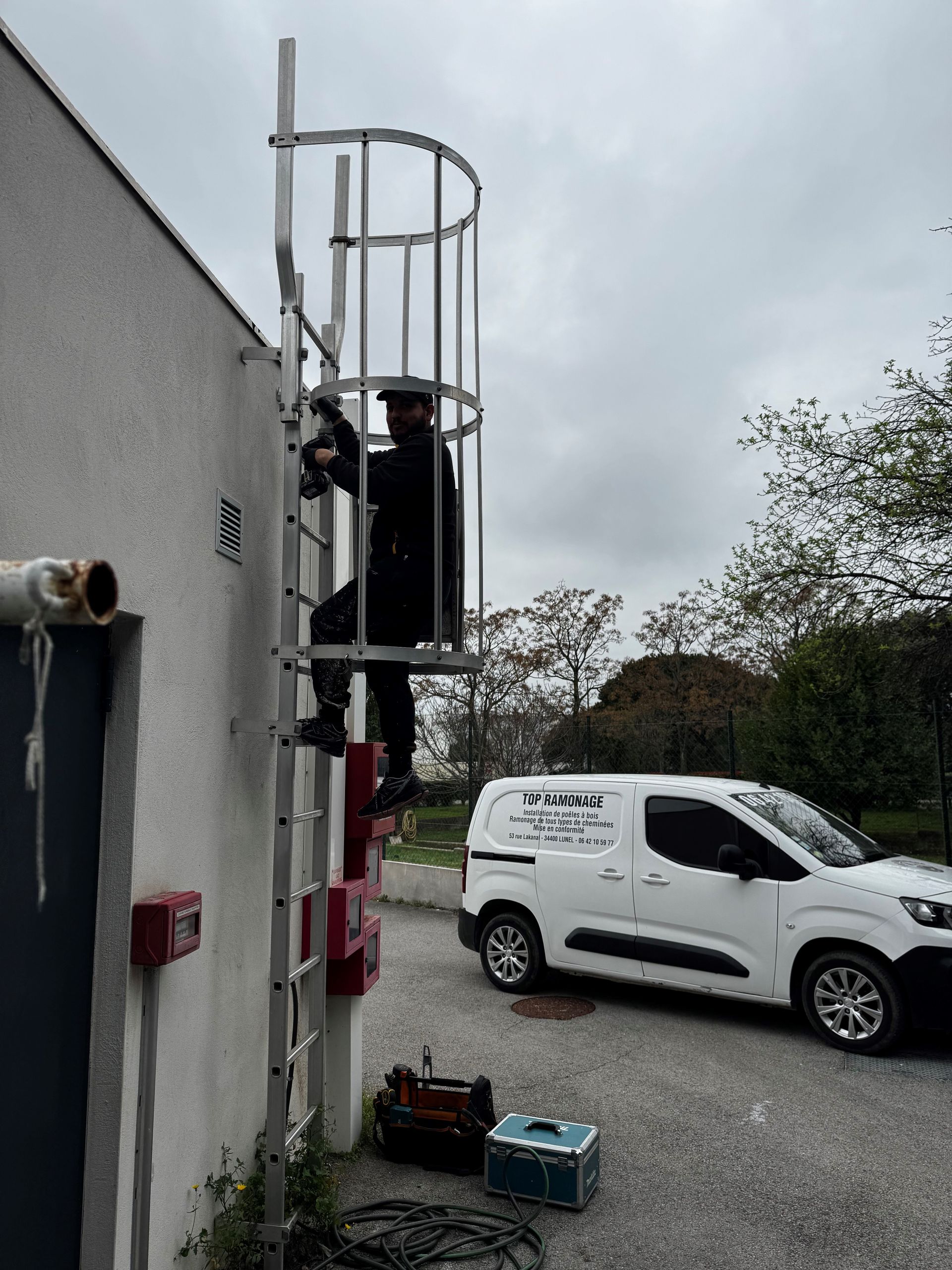 Un ramoneur monte une échelle à crinoline.