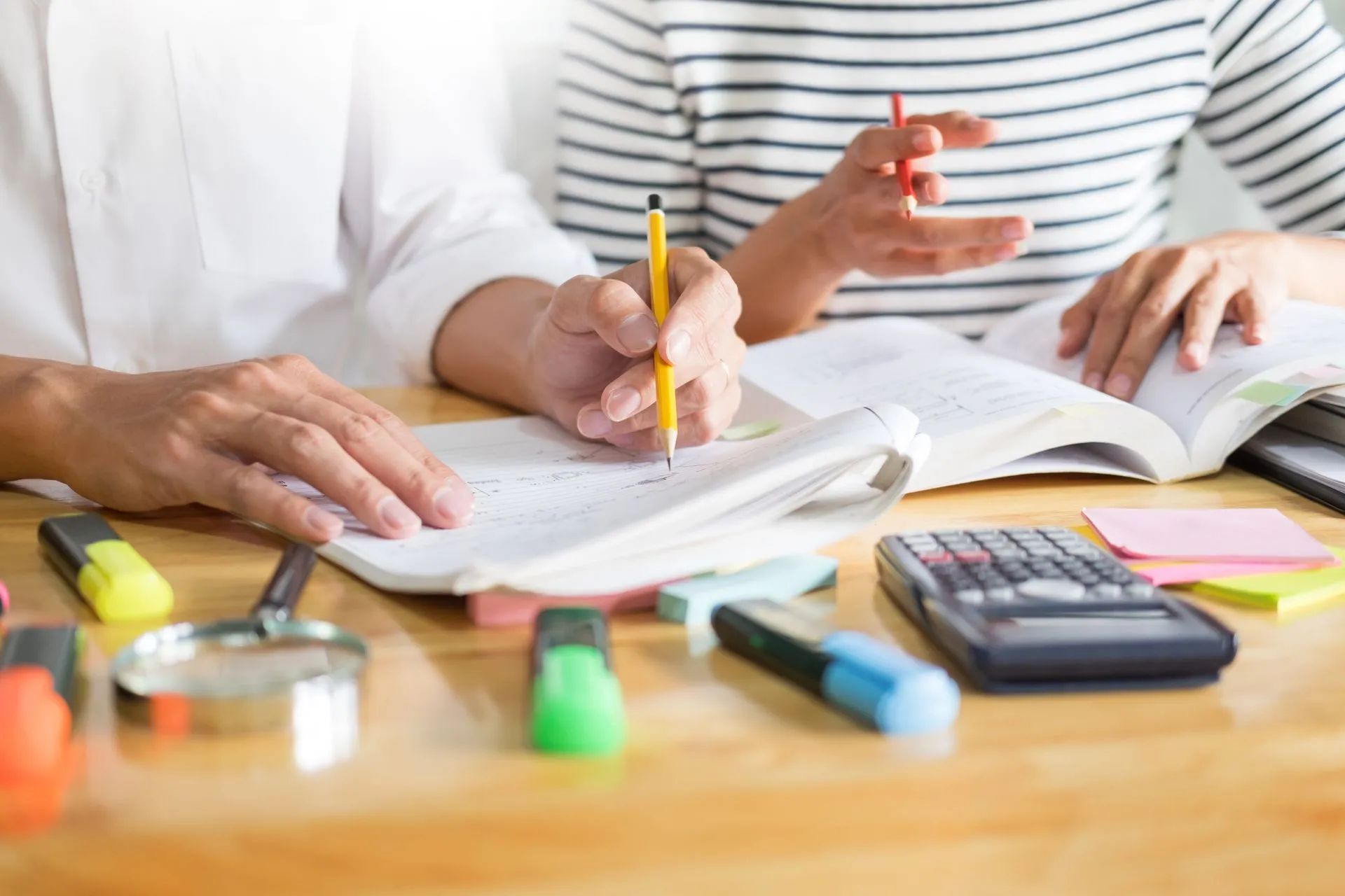 Cahier de mathématiques avec une calculatrice à proximité
