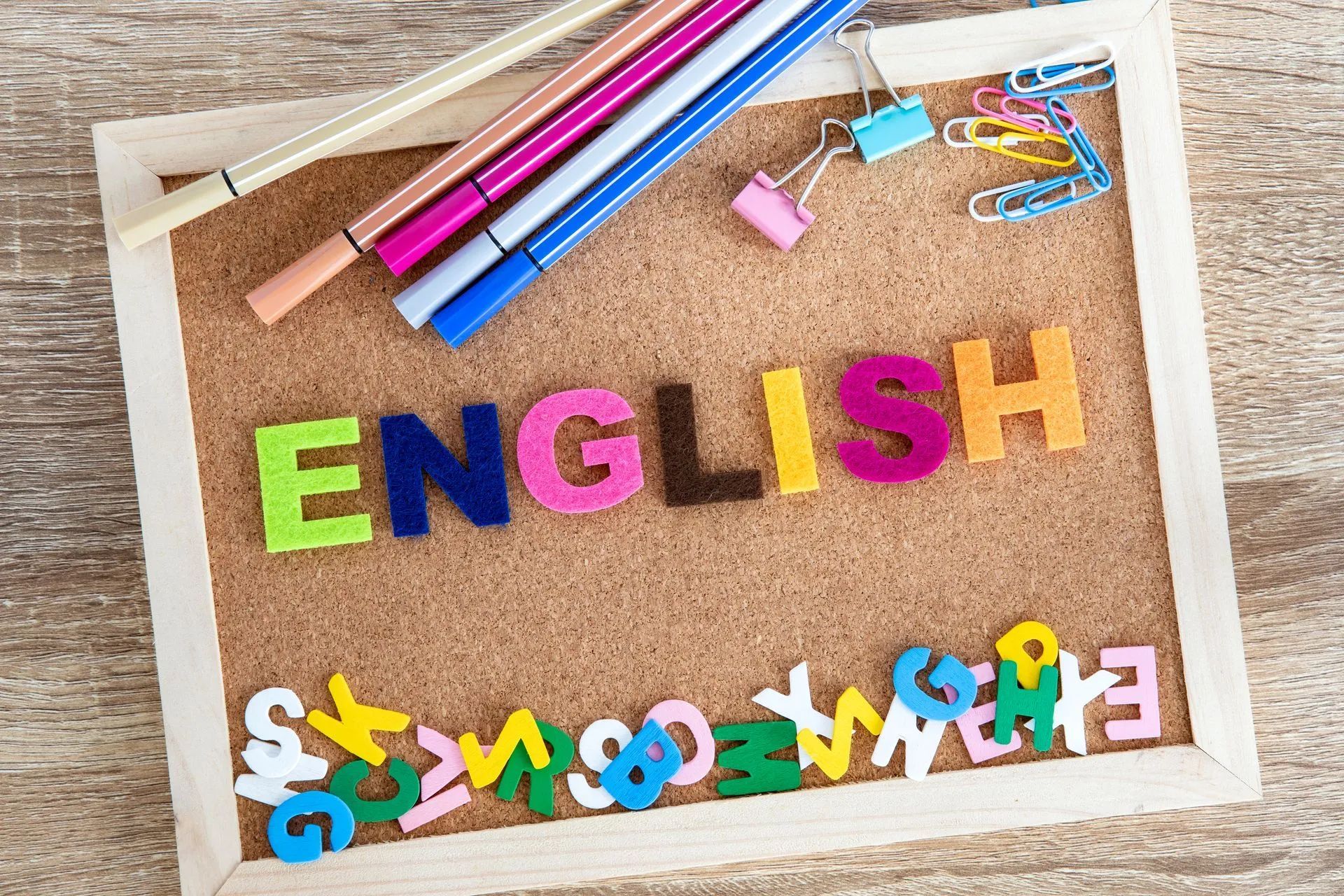 Tableau en liège avec le mot English écrit en lettres de feutre