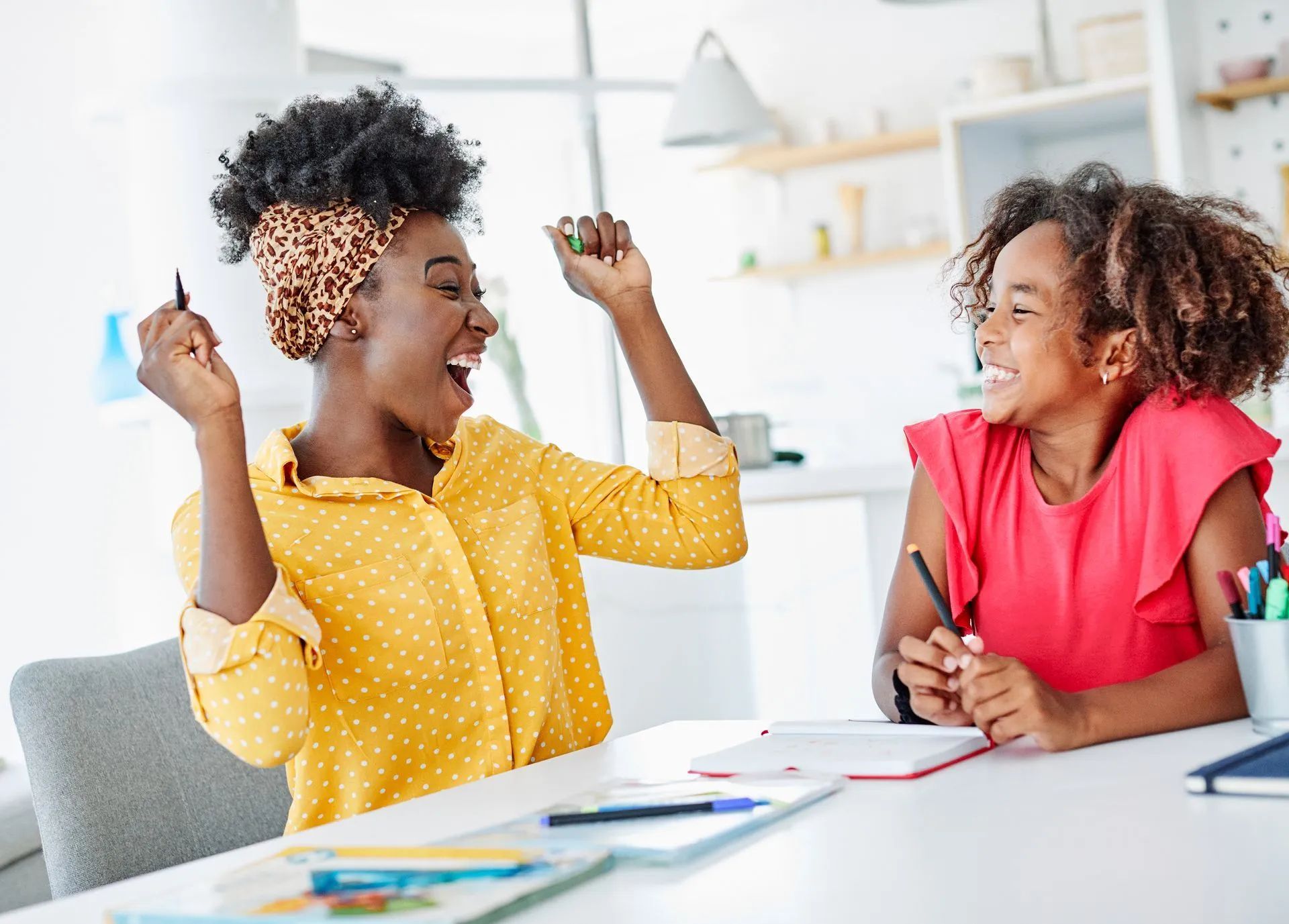 Une professeure encourage sa jeune élève en souriant