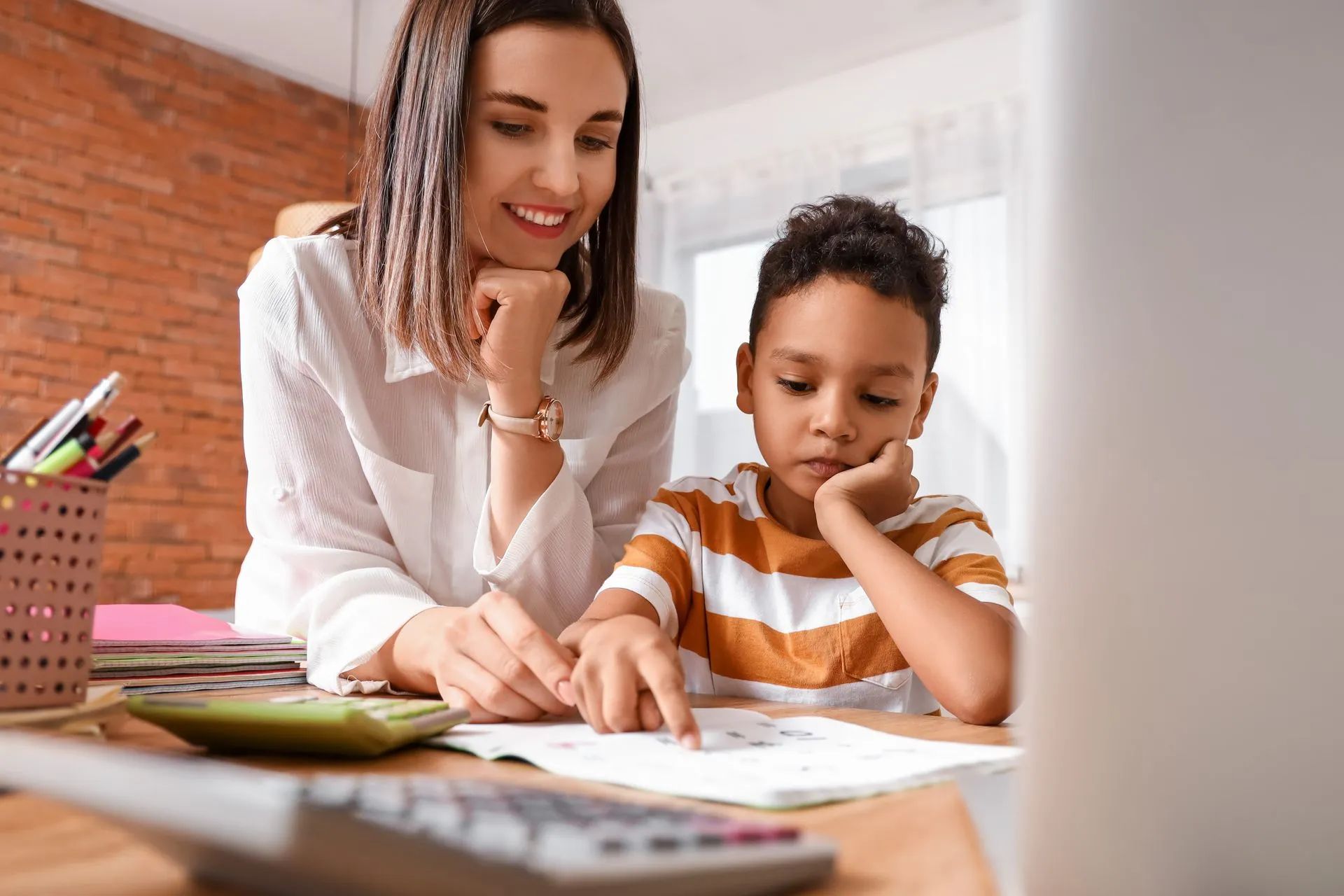 Aide aux devoirs avec un jeune garçon