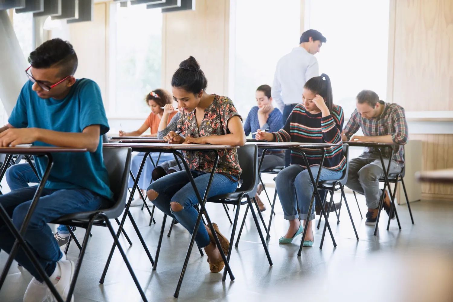 Étudiants passant un examen, assis chacun sur leur chaise