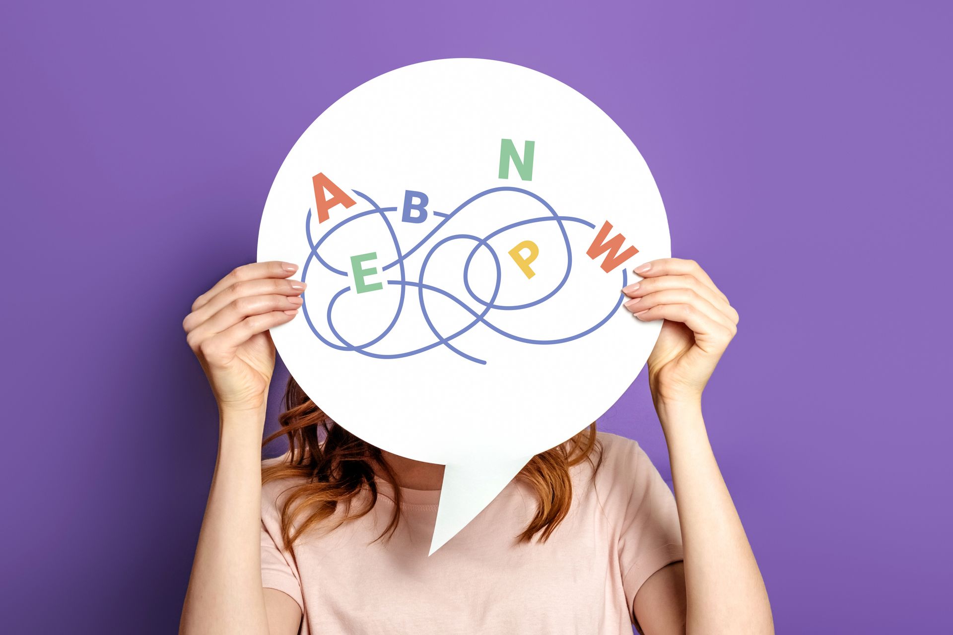 Une femme tient une bulle géante avec des lettres et des lignes colorées
